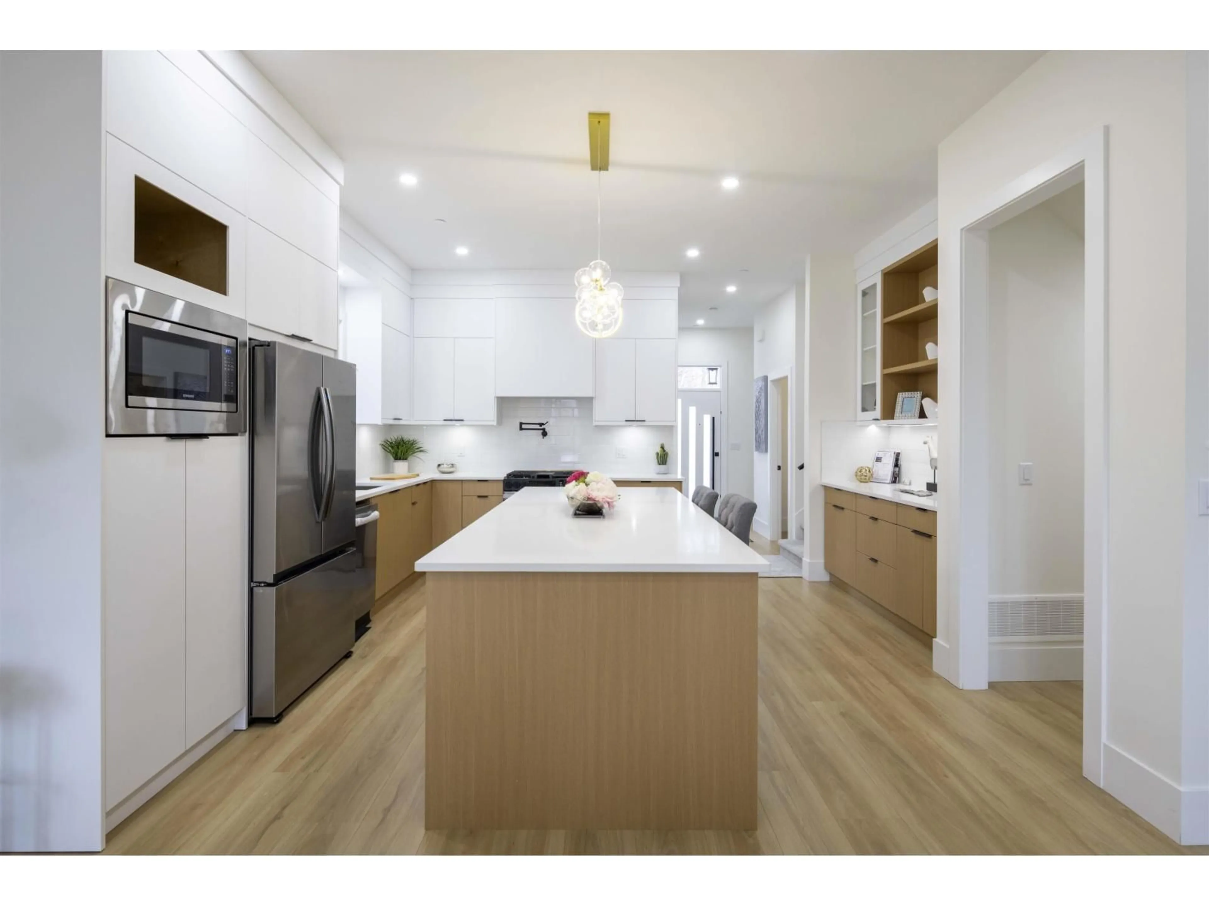 Contemporary kitchen, wood/laminate floor for 7699 197 STREET, Langley British Columbia V2Y3T4