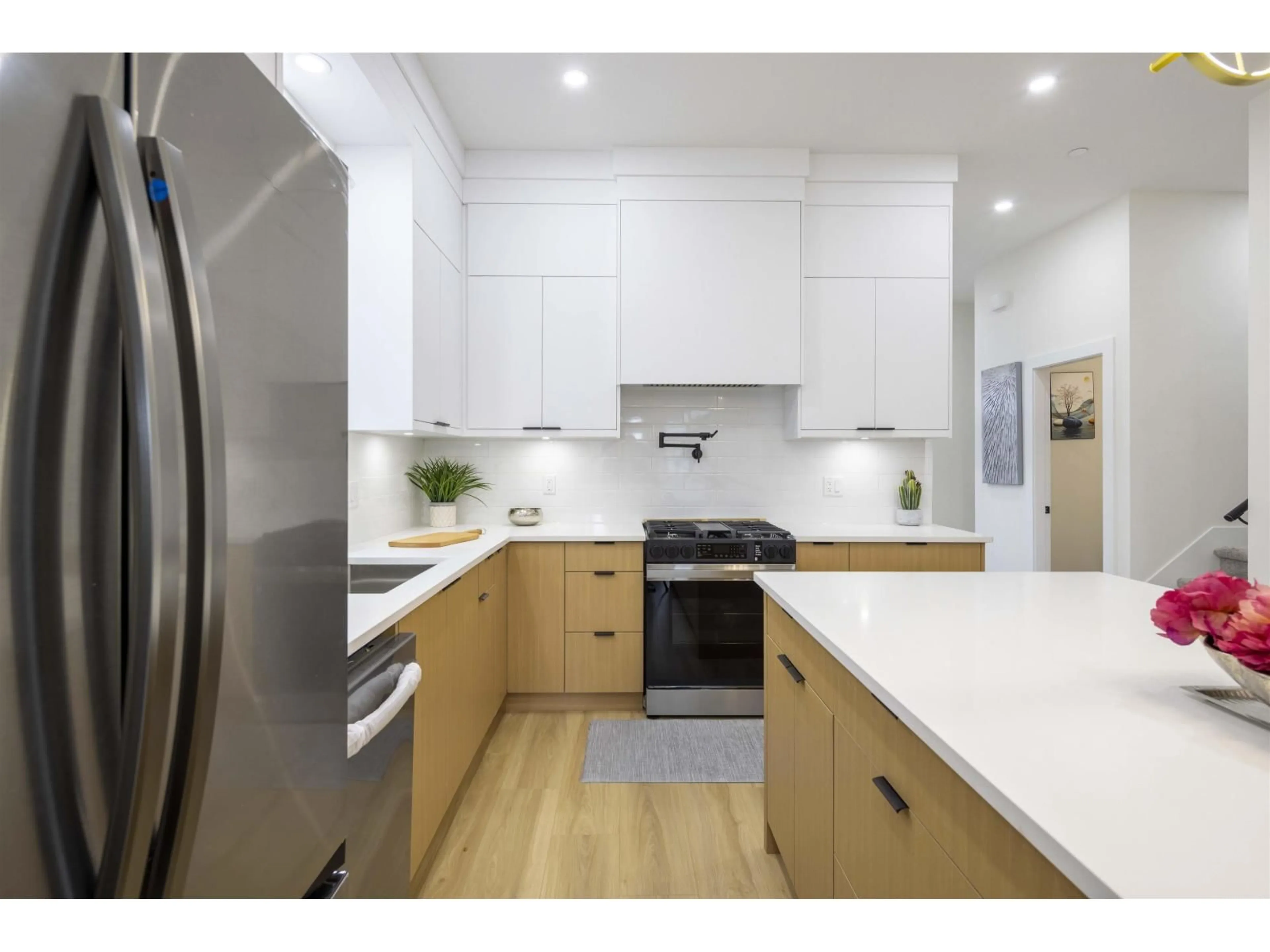Contemporary kitchen, wood/laminate floor for 7699 197 STREET, Langley British Columbia V2Y3T4