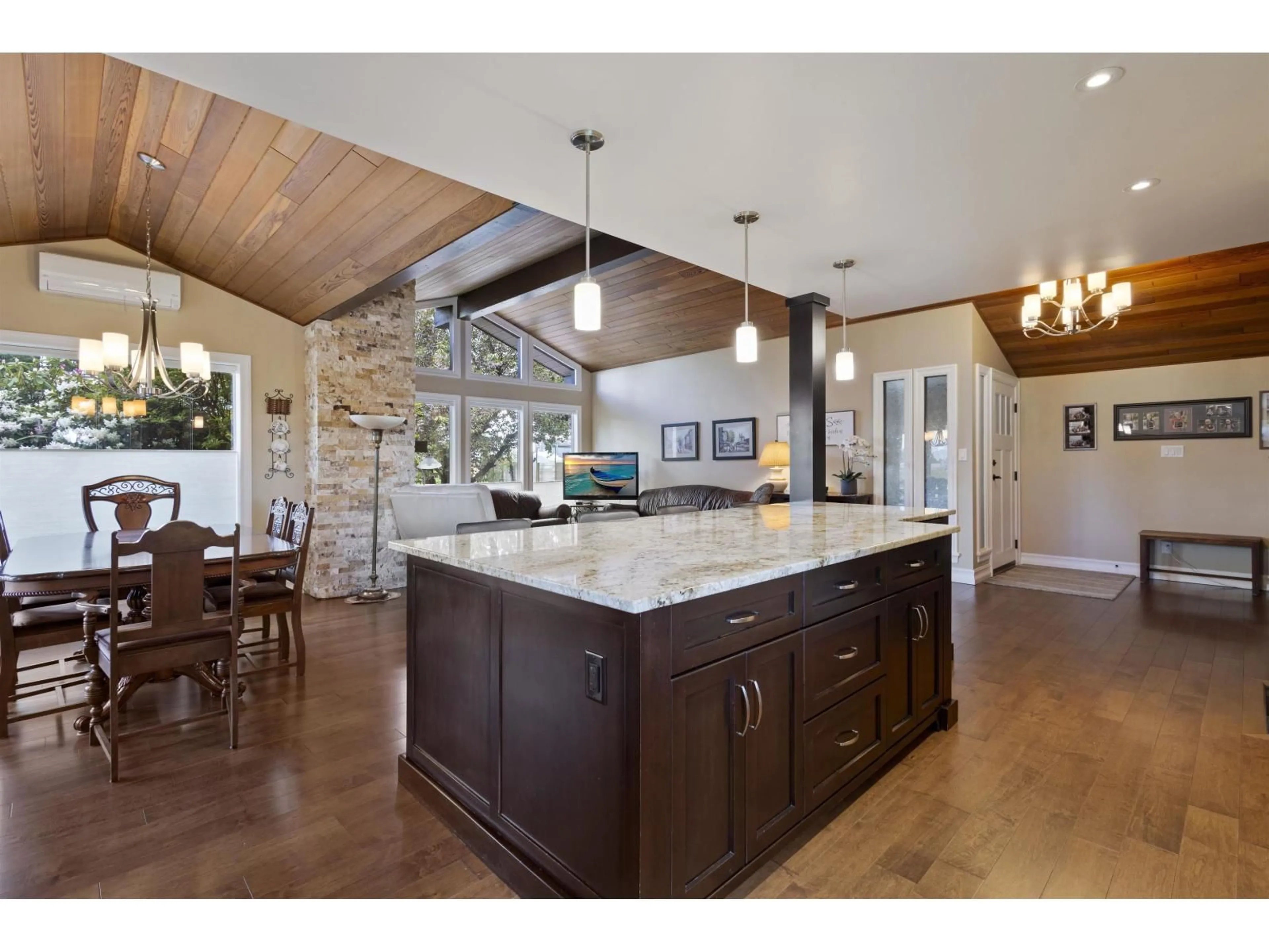 Open concept kitchen, unknown for 1404 TOWNLINE ROAD, Abbotsford British Columbia V2T6E1