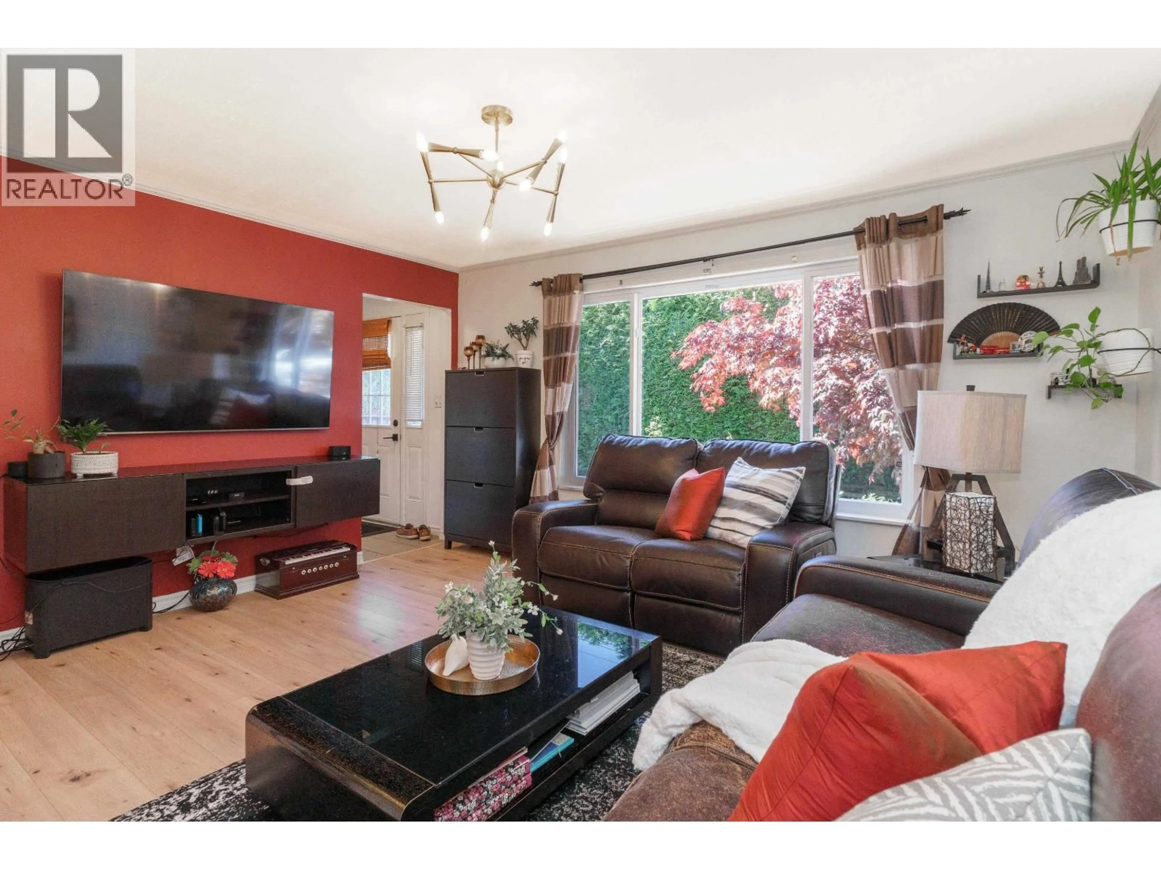 Living room with furniture, wood/laminate floor for 300 TENTH AVENUE, New Westminster British Columbia V3L2B2