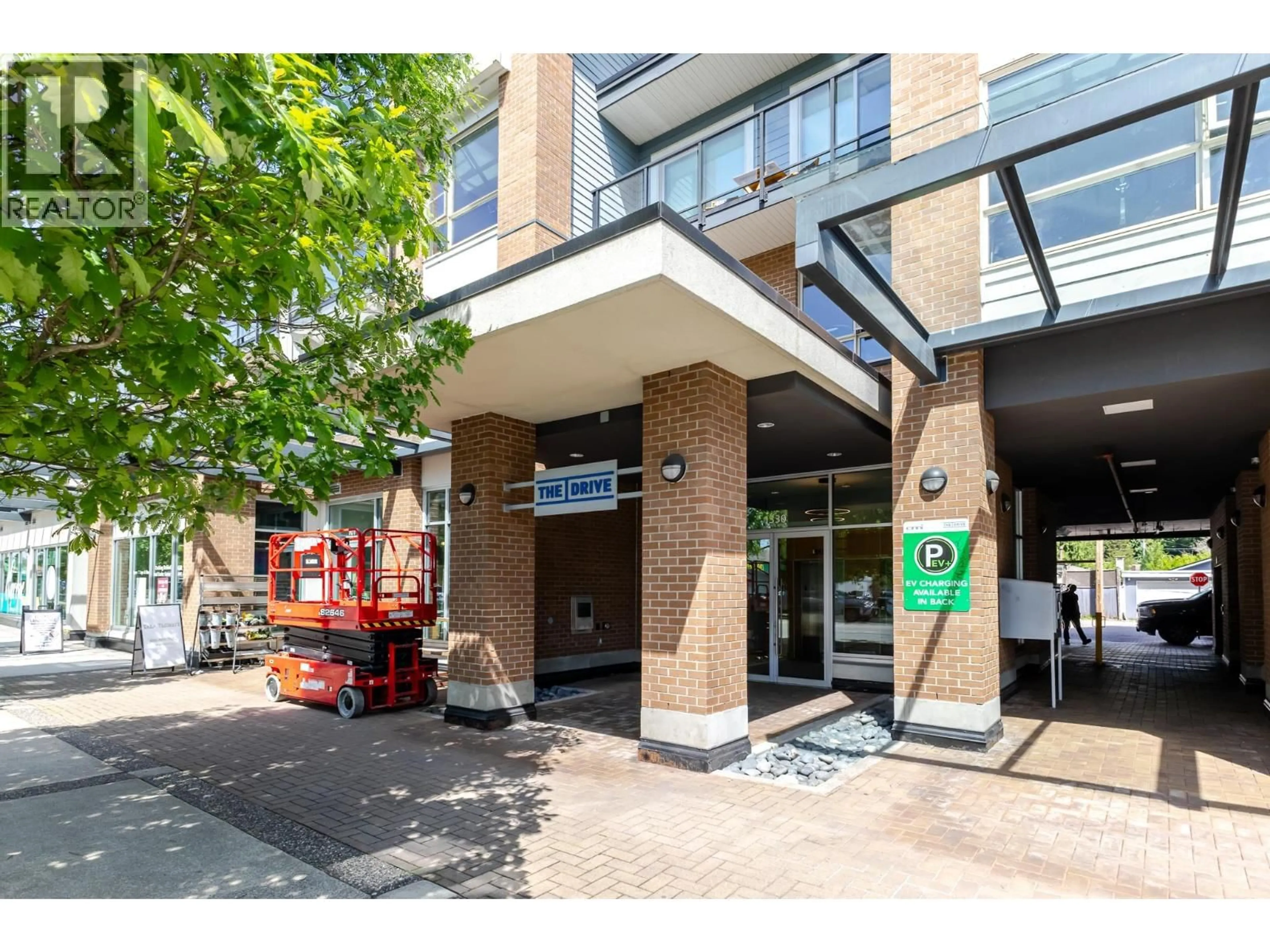 Indoor foyer for 303 - 1330 MARINE DRIVE, North Vancouver British Columbia V7P1T4