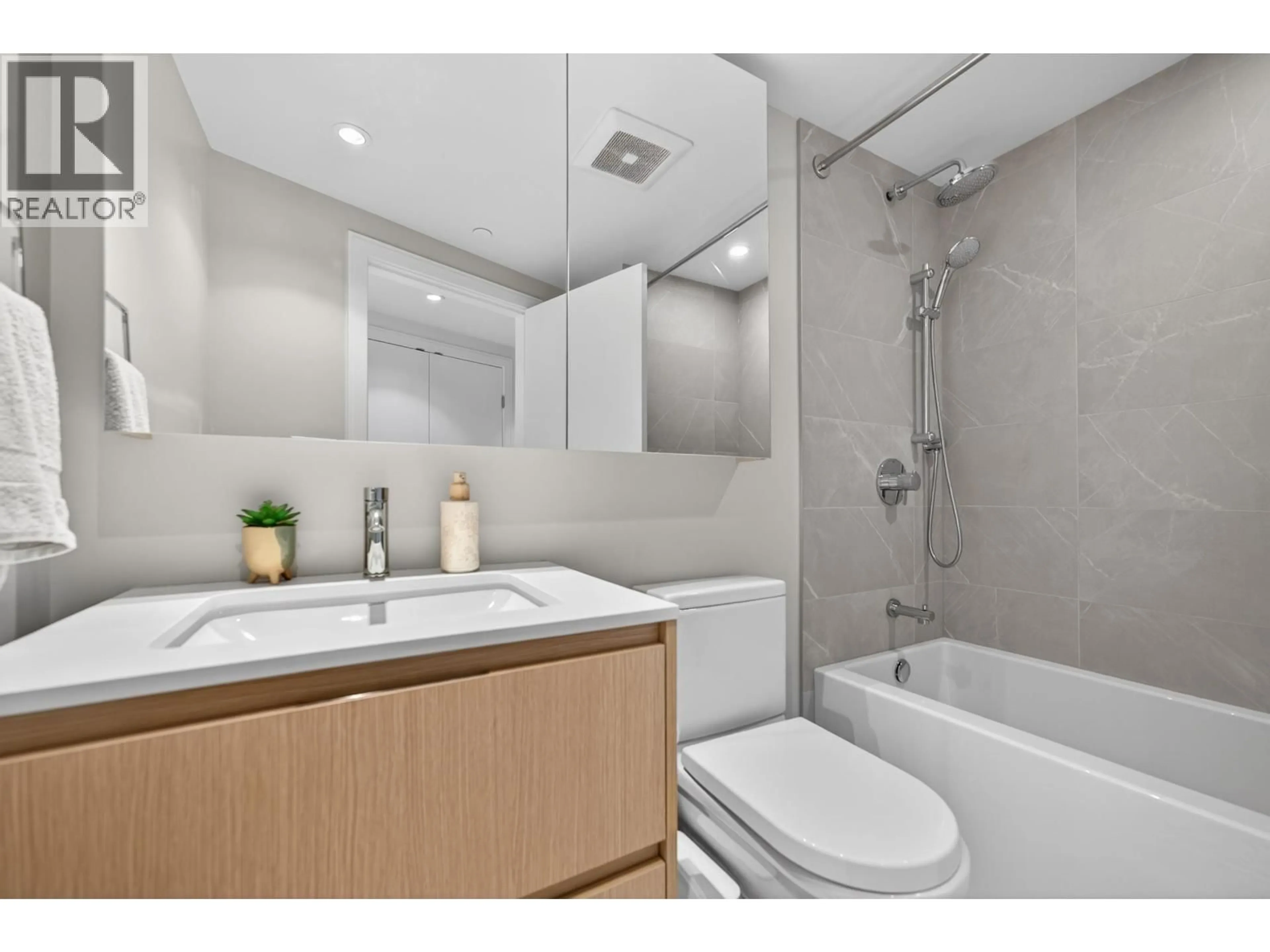Standard bathroom, ceramic/tile floor for 807 - 1500 FERN STREET, North Vancouver British Columbia V7J0E6