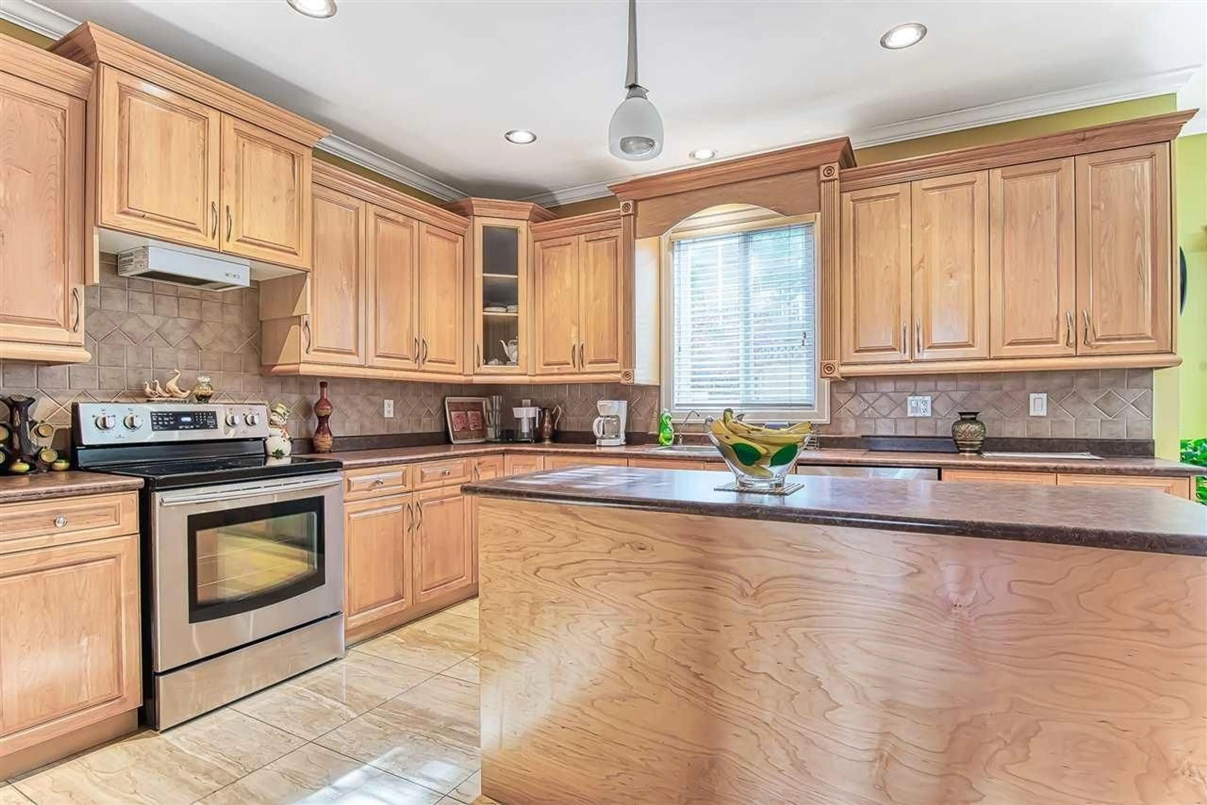 Open concept kitchen, unknown for 14670 76A AVENUE, Surrey British Columbia V3S2P4