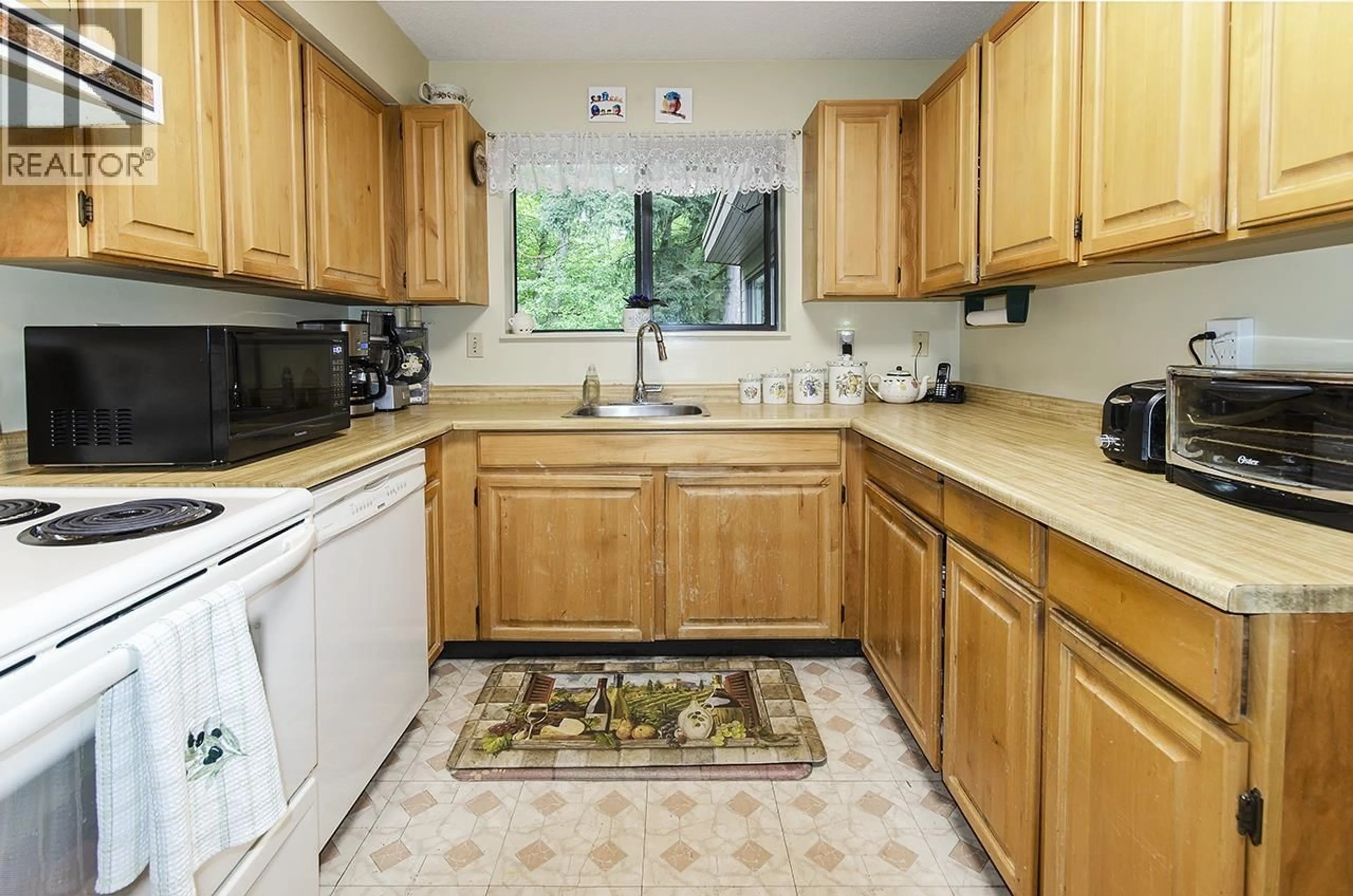 Standard kitchen, unknown for 309 - 1385 DRAYCOTT ROAD, North Vancouver British Columbia V7J3K9