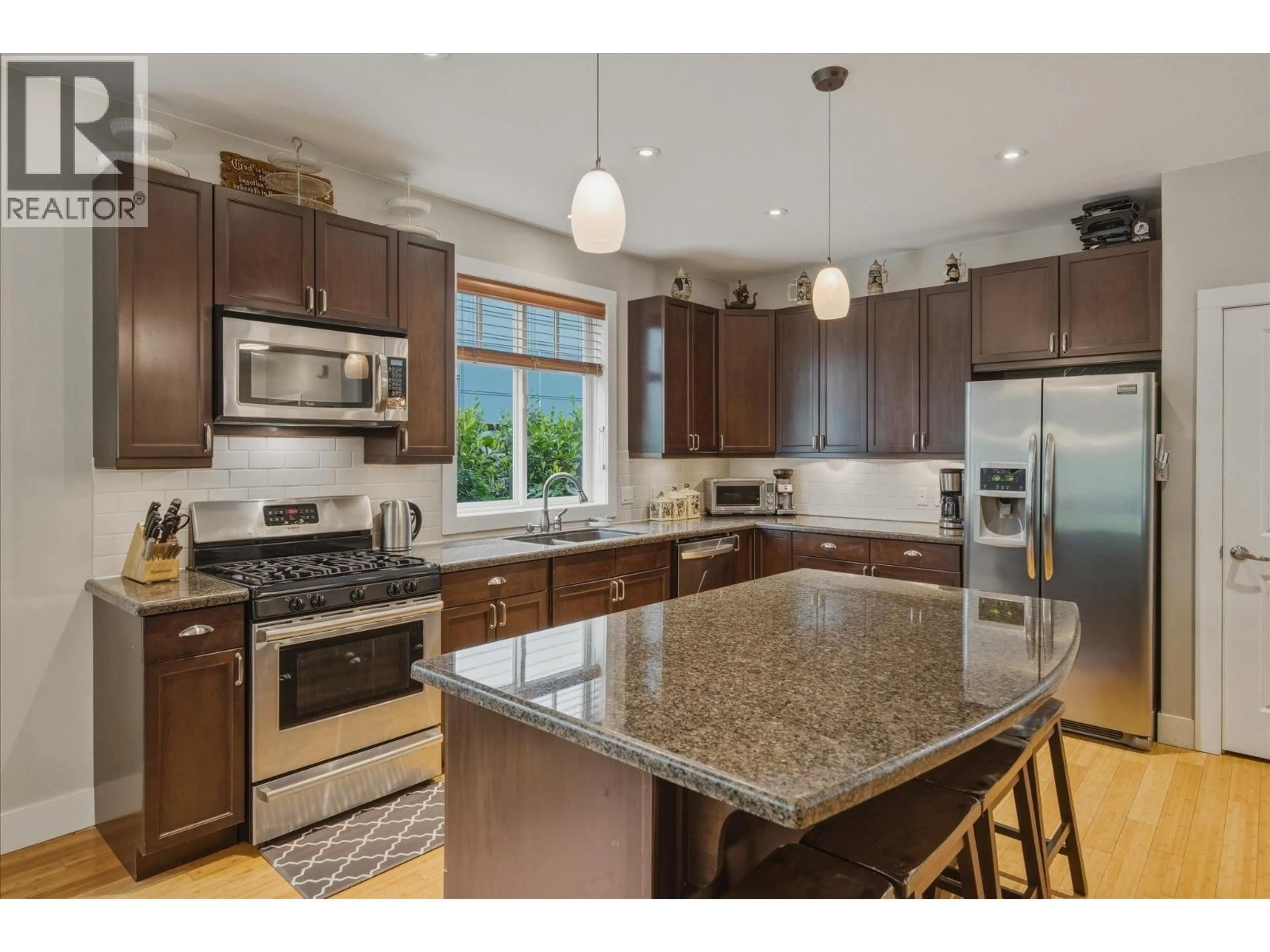 Open concept kitchen, ceramic/tile floor for 1545 JUDD ROAD, Squamish British Columbia V0N1H0