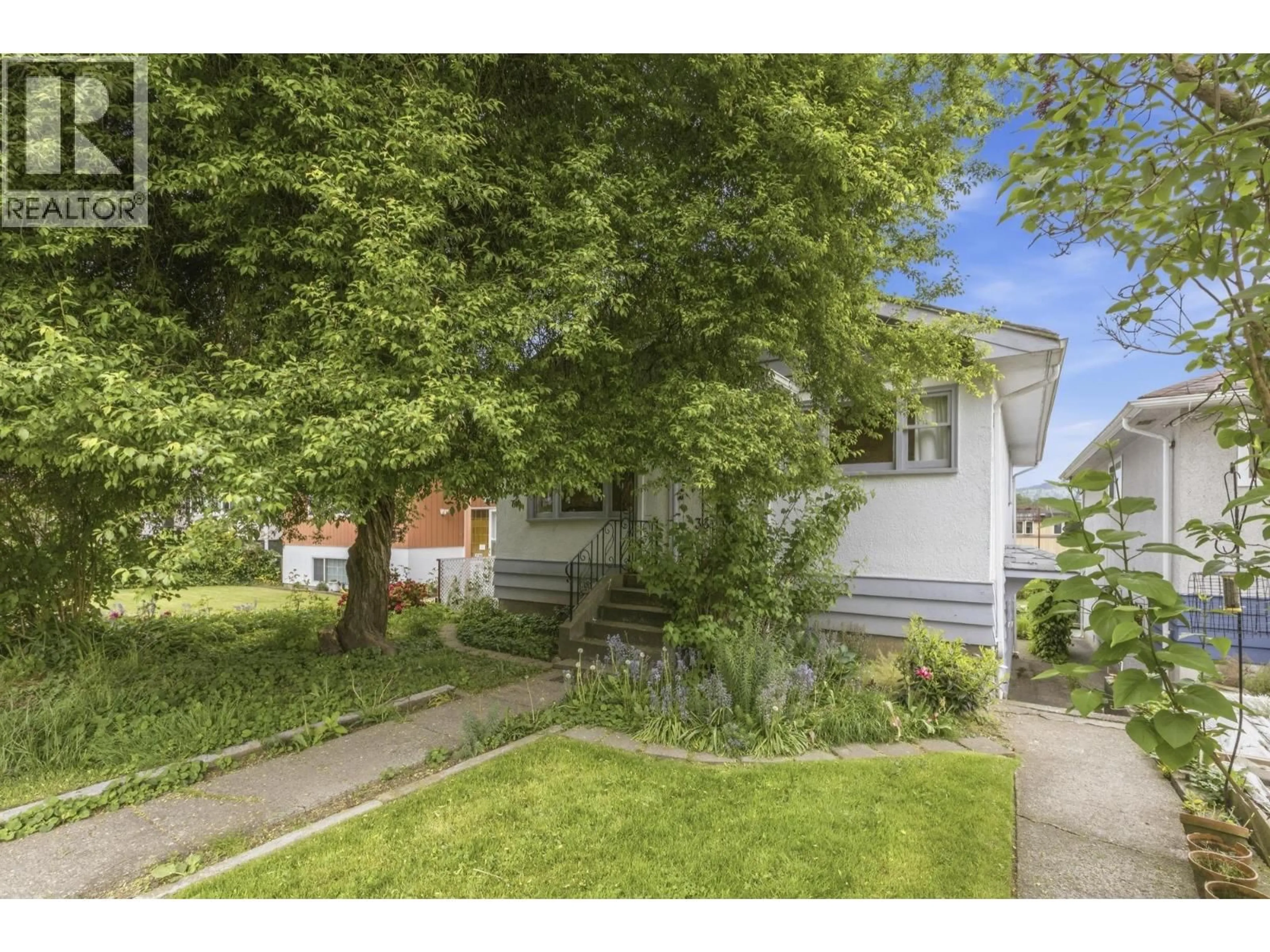 A pic from outside/outdoor area/front of a property/back of a property/a pic from drone, street for 36 WARWICK AVENUE, Burnaby British Columbia V5B3X3
