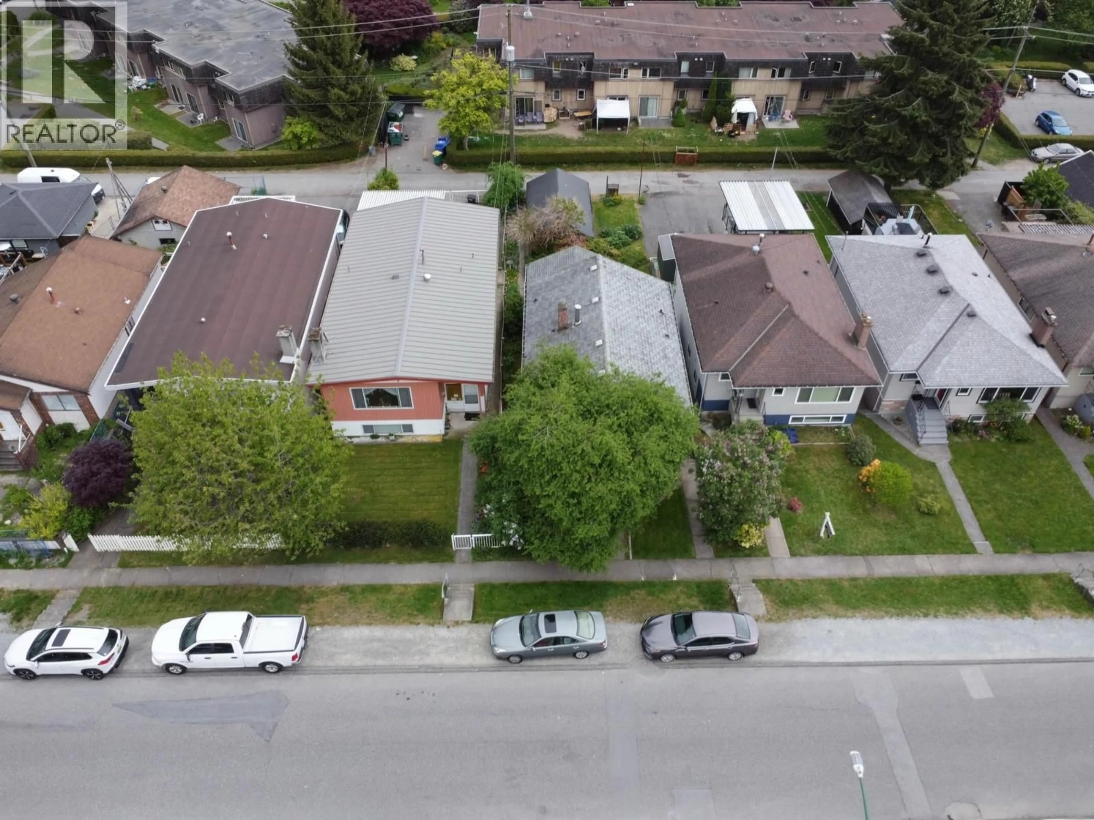 A pic from outside/outdoor area/front of a property/back of a property/a pic from drone, street for 36 WARWICK AVENUE, Burnaby British Columbia V5B3X3