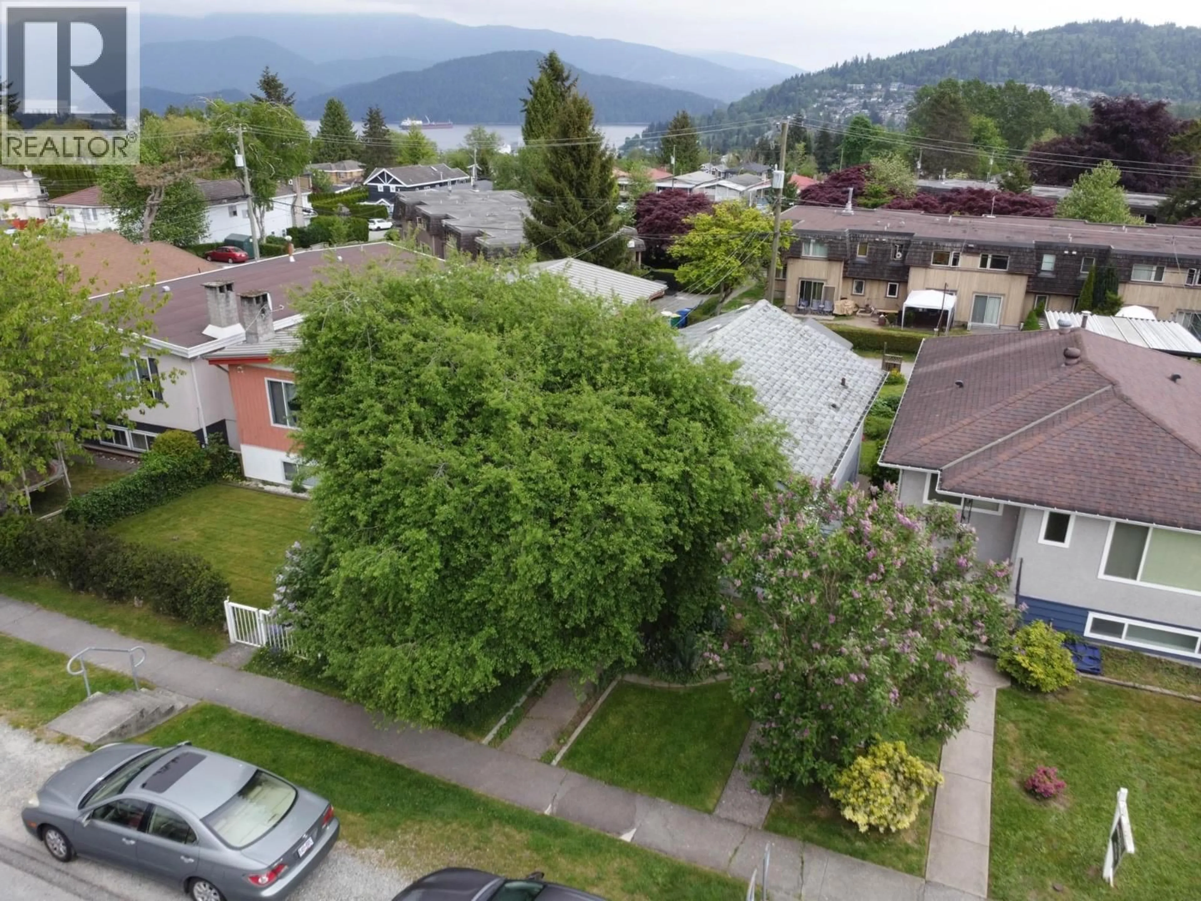 A pic from outside/outdoor area/front of a property/back of a property/a pic from drone, mountain view for 36 WARWICK AVENUE, Burnaby British Columbia V5B3X3
