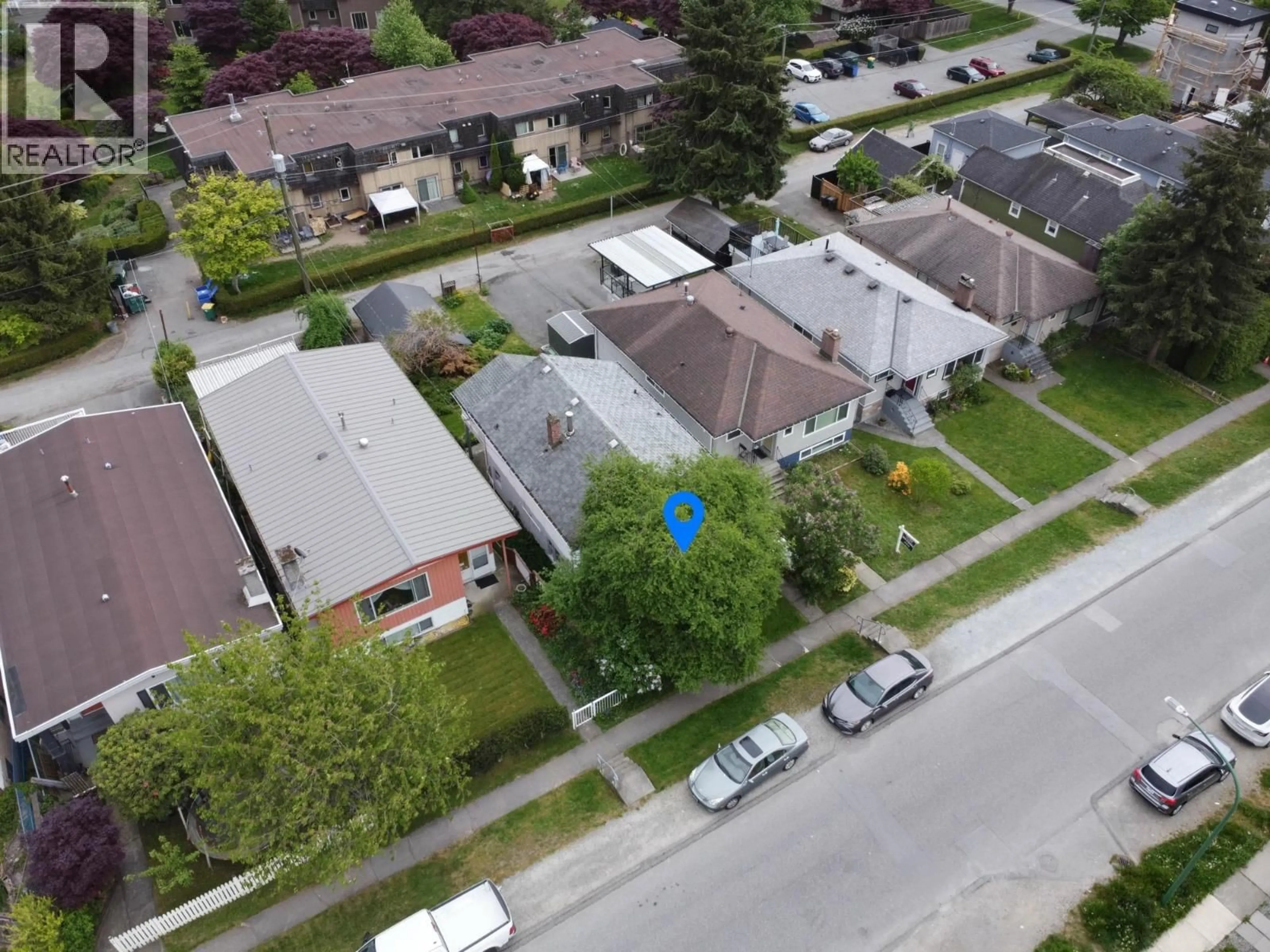 A pic from outside/outdoor area/front of a property/back of a property/a pic from drone, street for 36 WARWICK AVENUE, Burnaby British Columbia V5B3X3