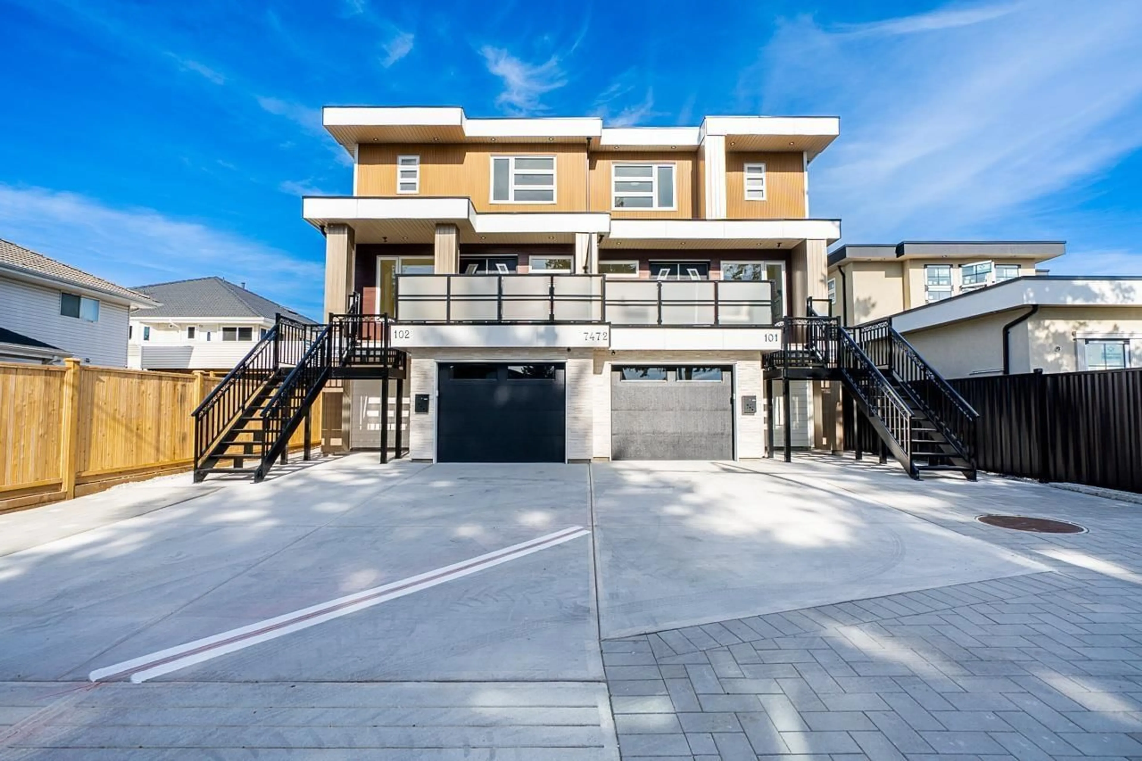 Home with vinyl exterior material, street for 102 - 7472 124 STREET, Surrey British Columbia V3W1P2