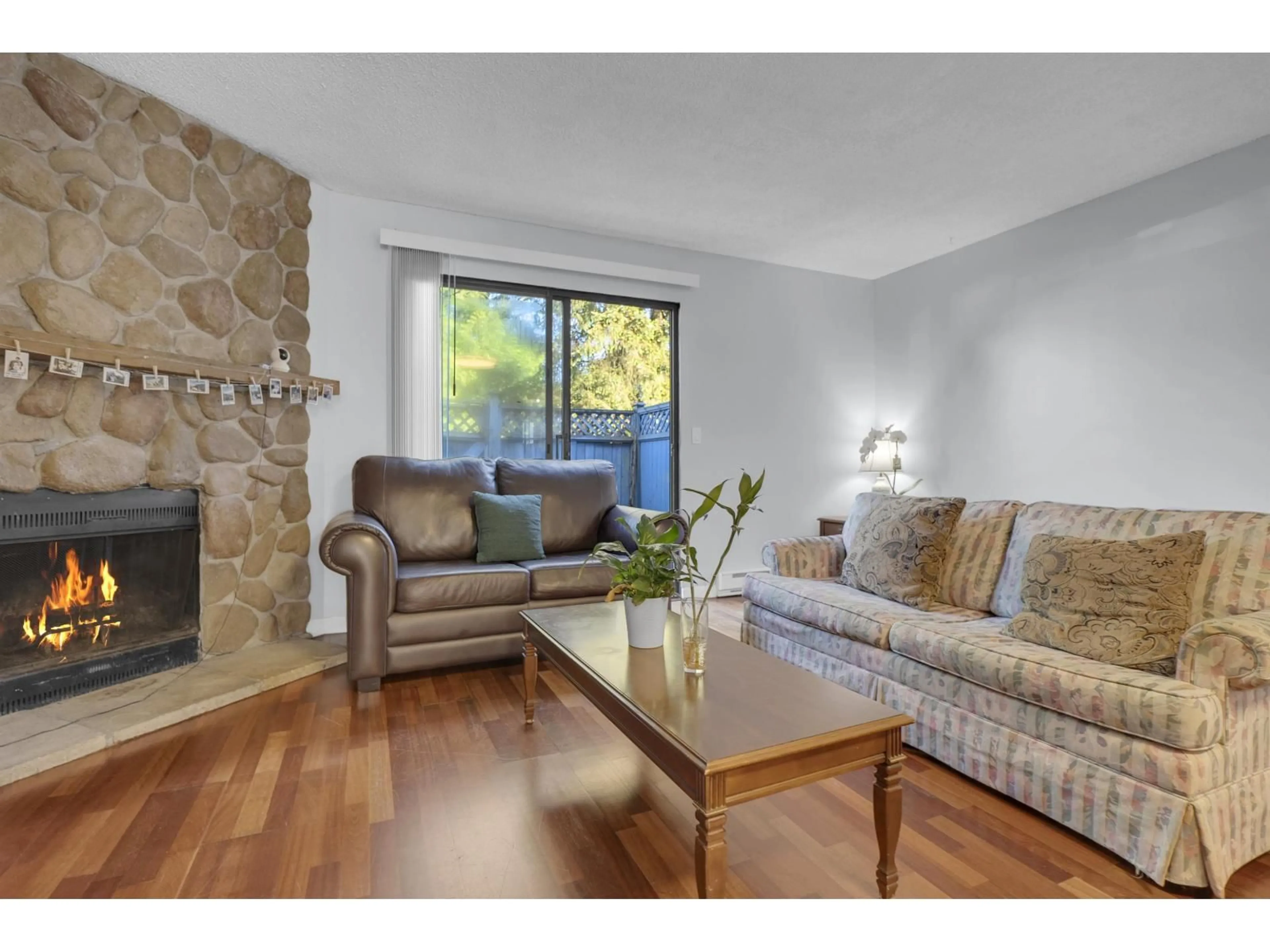 Living room with furniture, wood/laminate floor for 96 - 6673 138 STREET, Surrey British Columbia V3W5G7