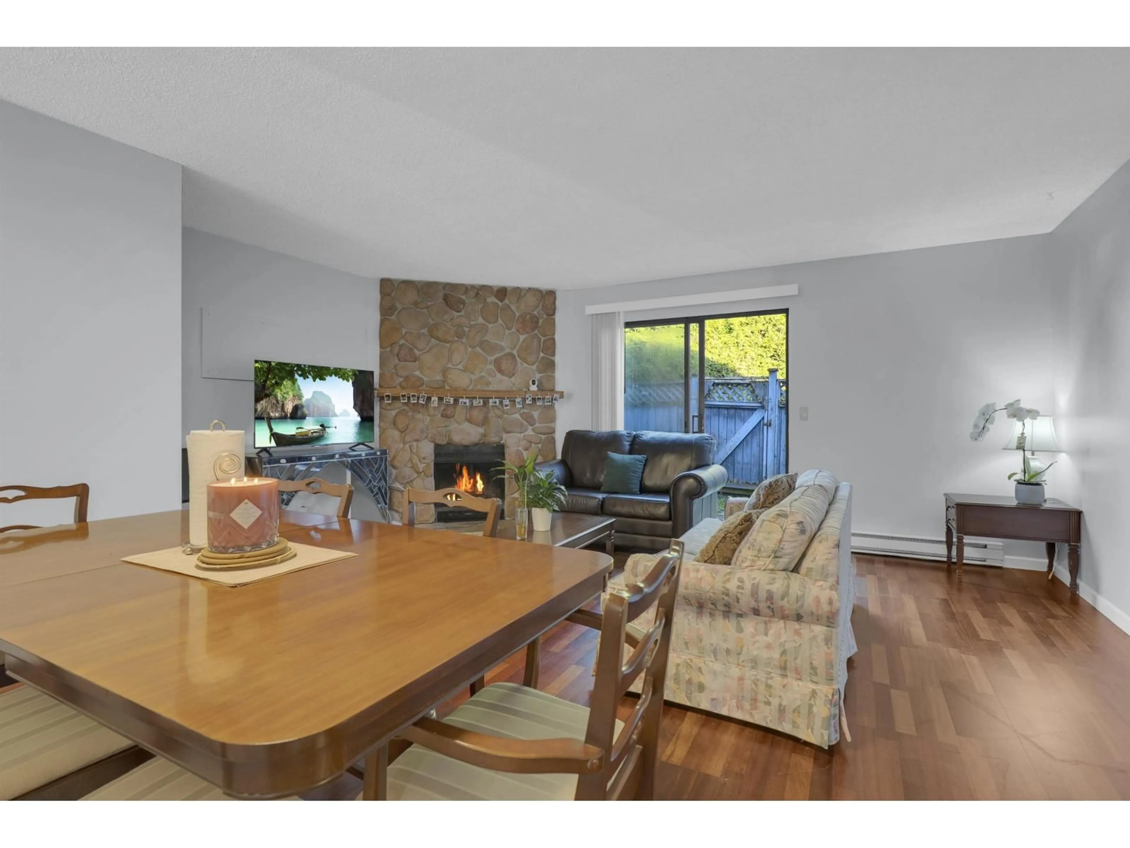 Living room with furniture, wood/laminate floor for 96 - 6673 138 STREET, Surrey British Columbia V3W5G7
