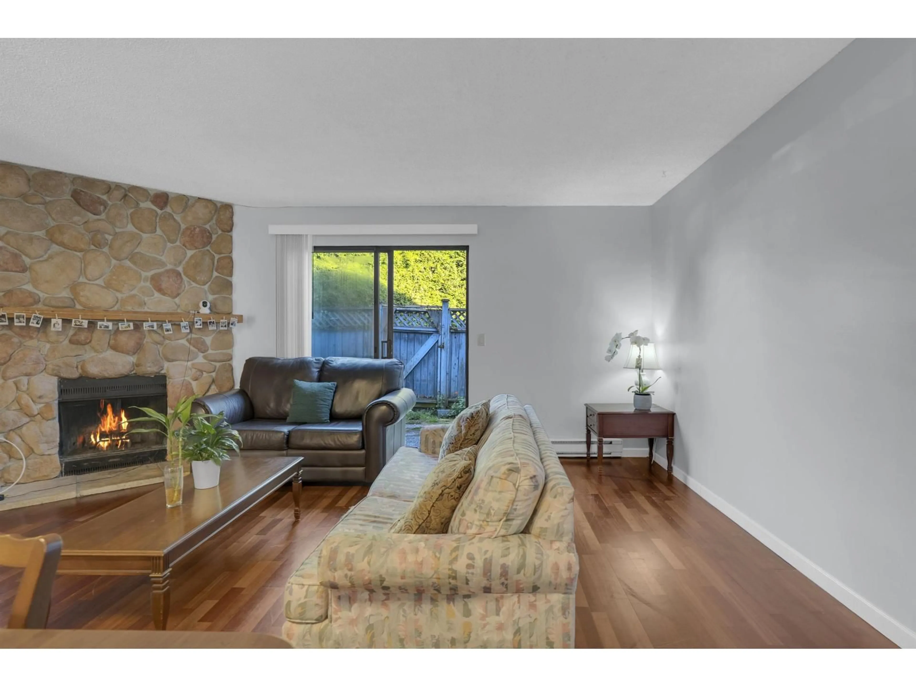 Living room with furniture, wood/laminate floor for 96 - 6673 138 STREET, Surrey British Columbia V3W5G7