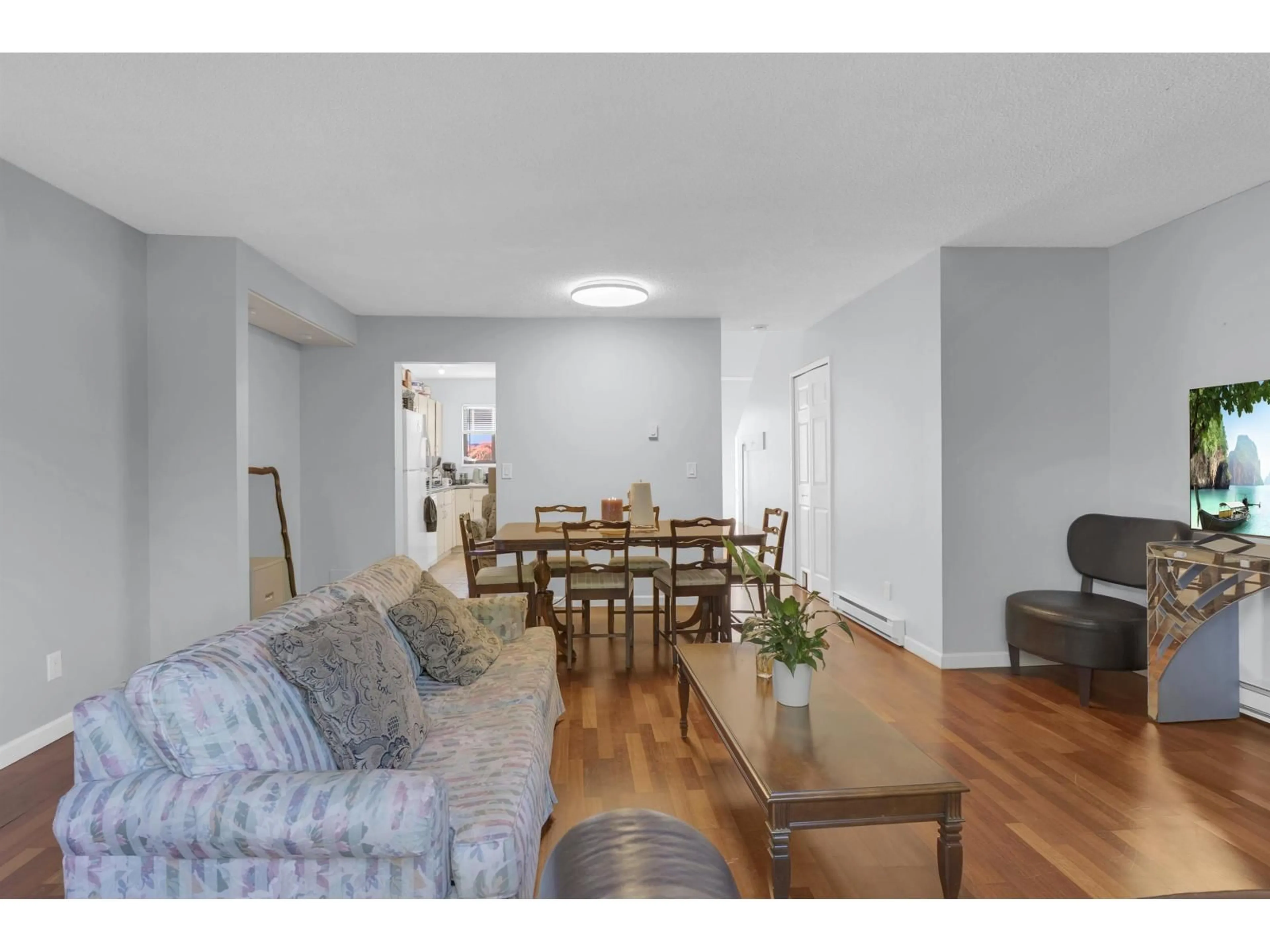 Living room with furniture, wood/laminate floor for 96 - 6673 138 STREET, Surrey British Columbia V3W5G7