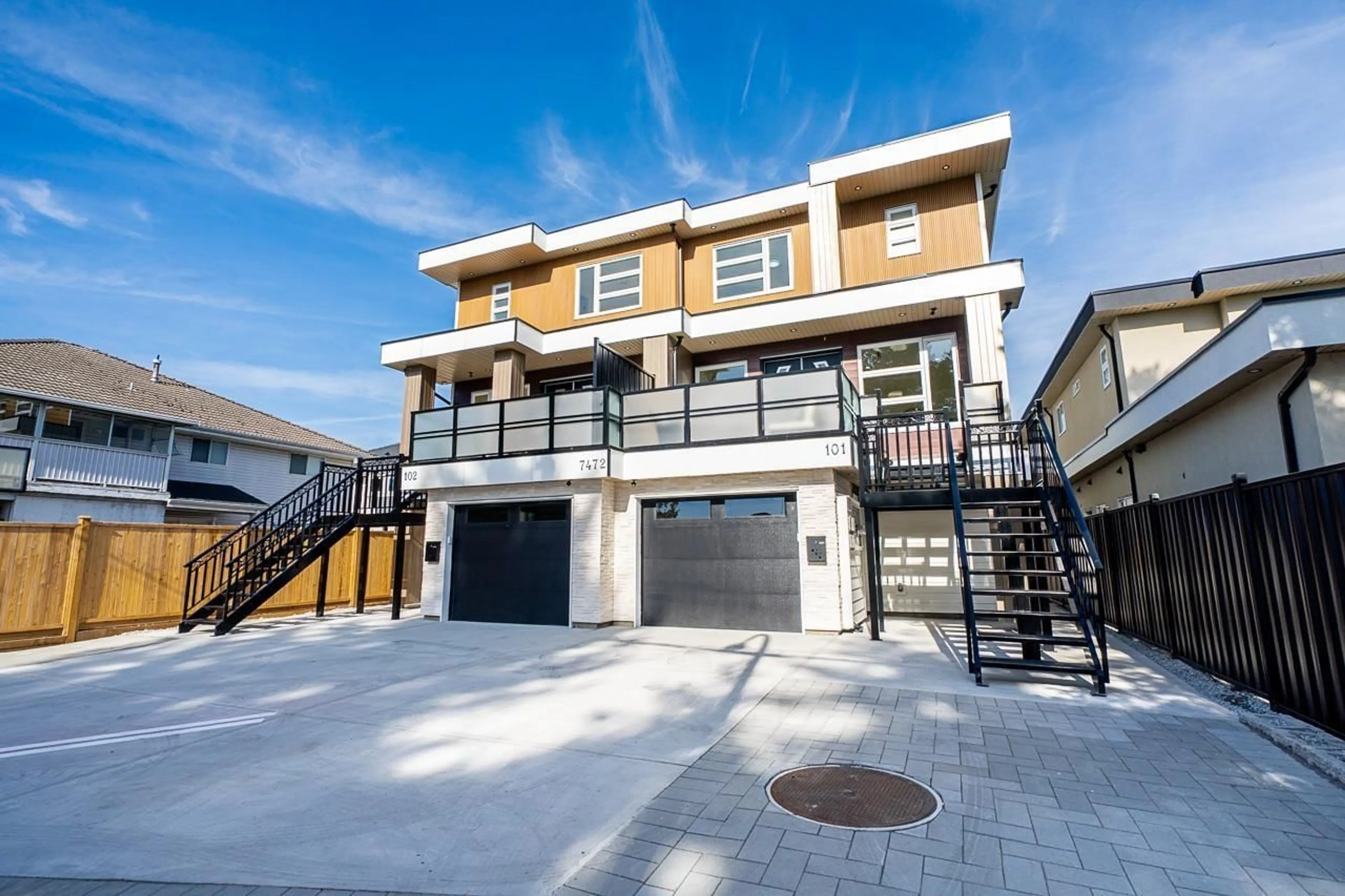 Home with vinyl exterior material, street for 101 - 7472 124 STREET, Surrey British Columbia V3W1P2