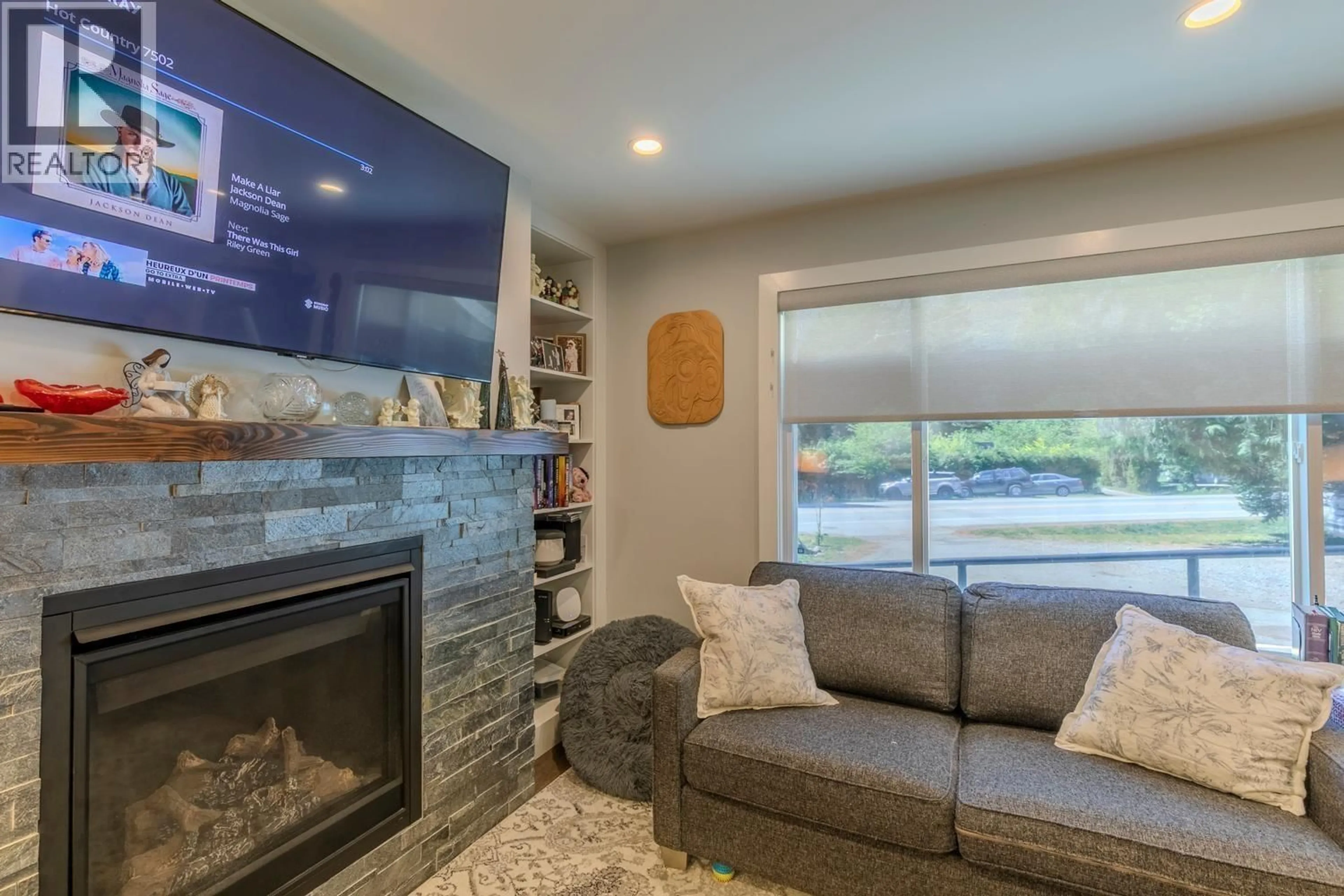 Living room with furniture, unknown for 41756 GOVERNMENT ROAD, Squamish British Columbia V8B0G3