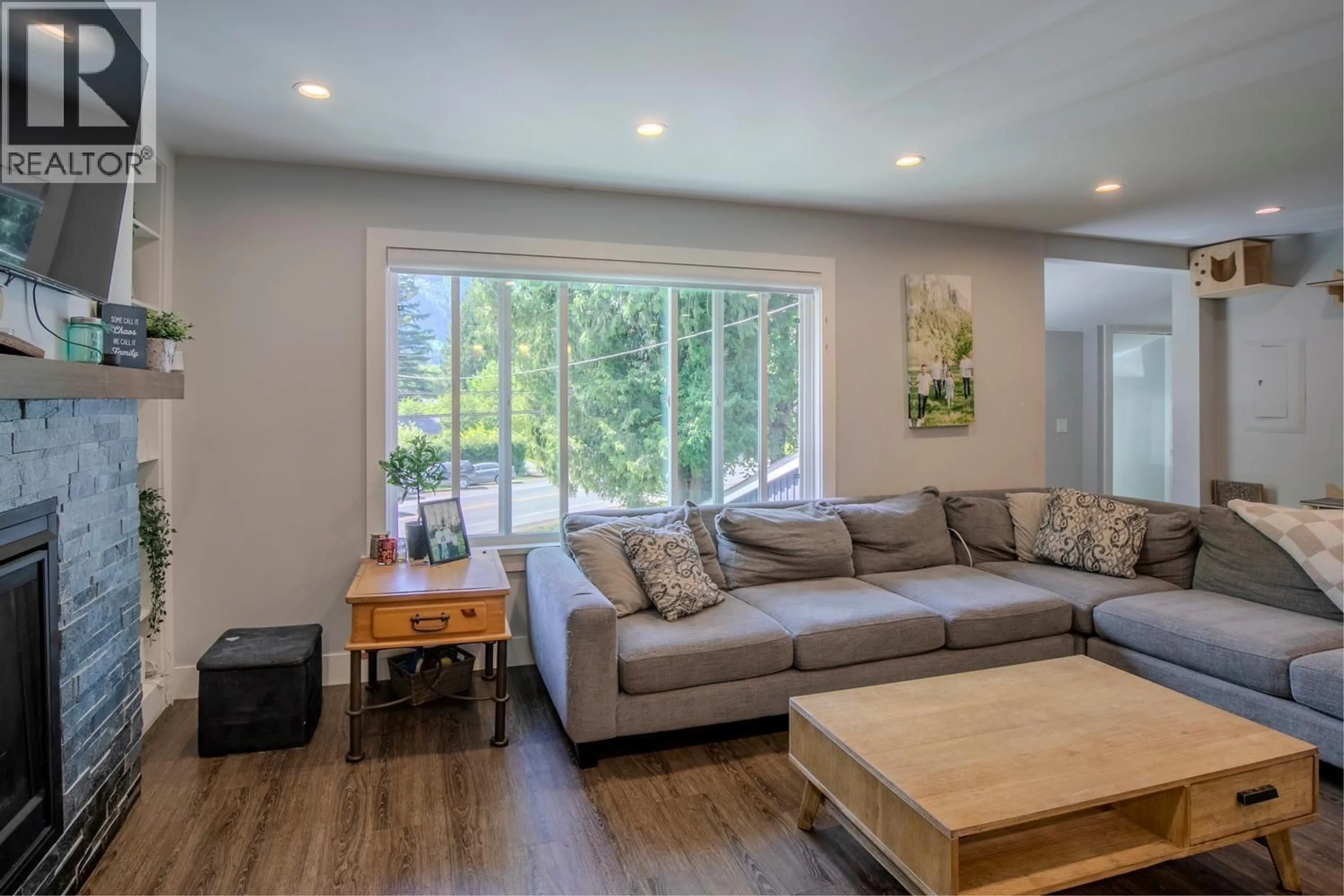 Living room with furniture, wood/laminate floor for 41756 GOVERNMENT ROAD, Squamish British Columbia V8B0G3