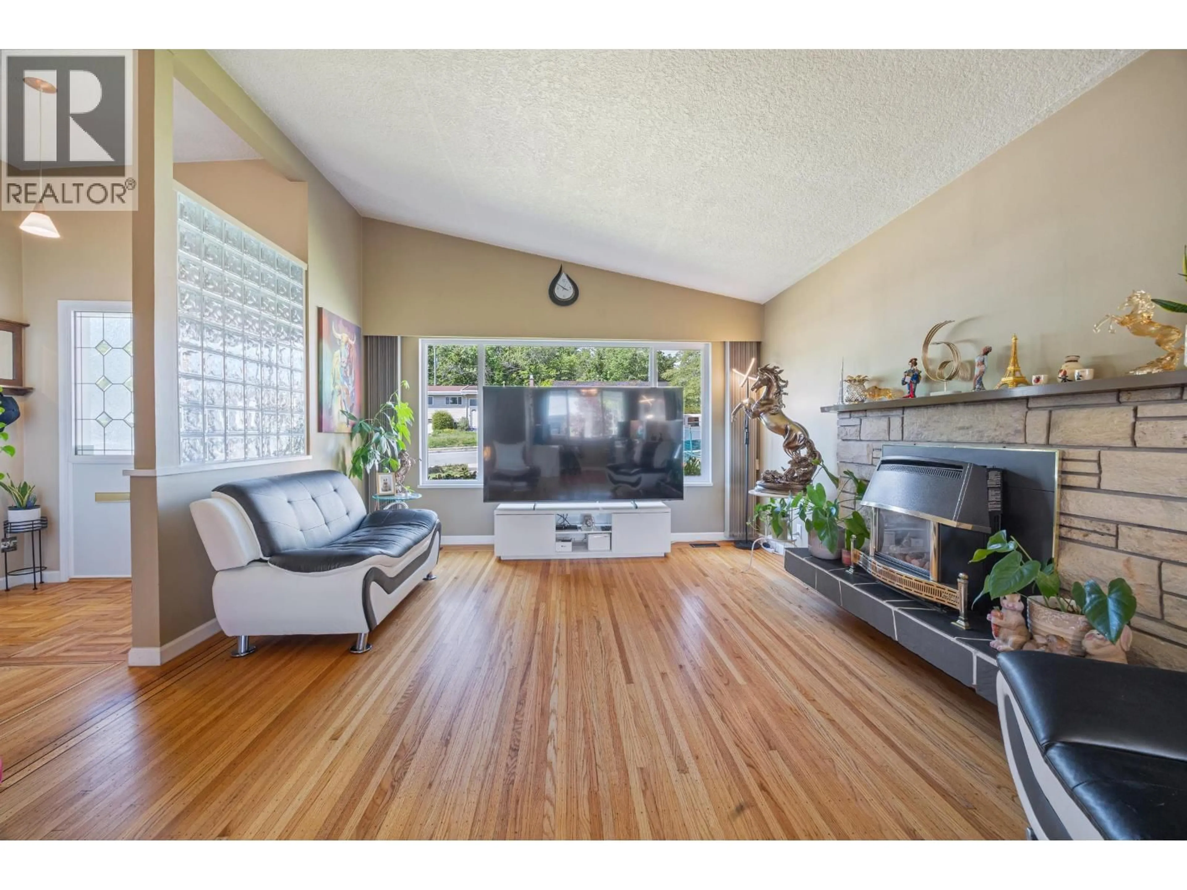 Living room with furniture, wood/laminate floor for 6890 HYCREST DRIVE, Burnaby British Columbia V5B2X2