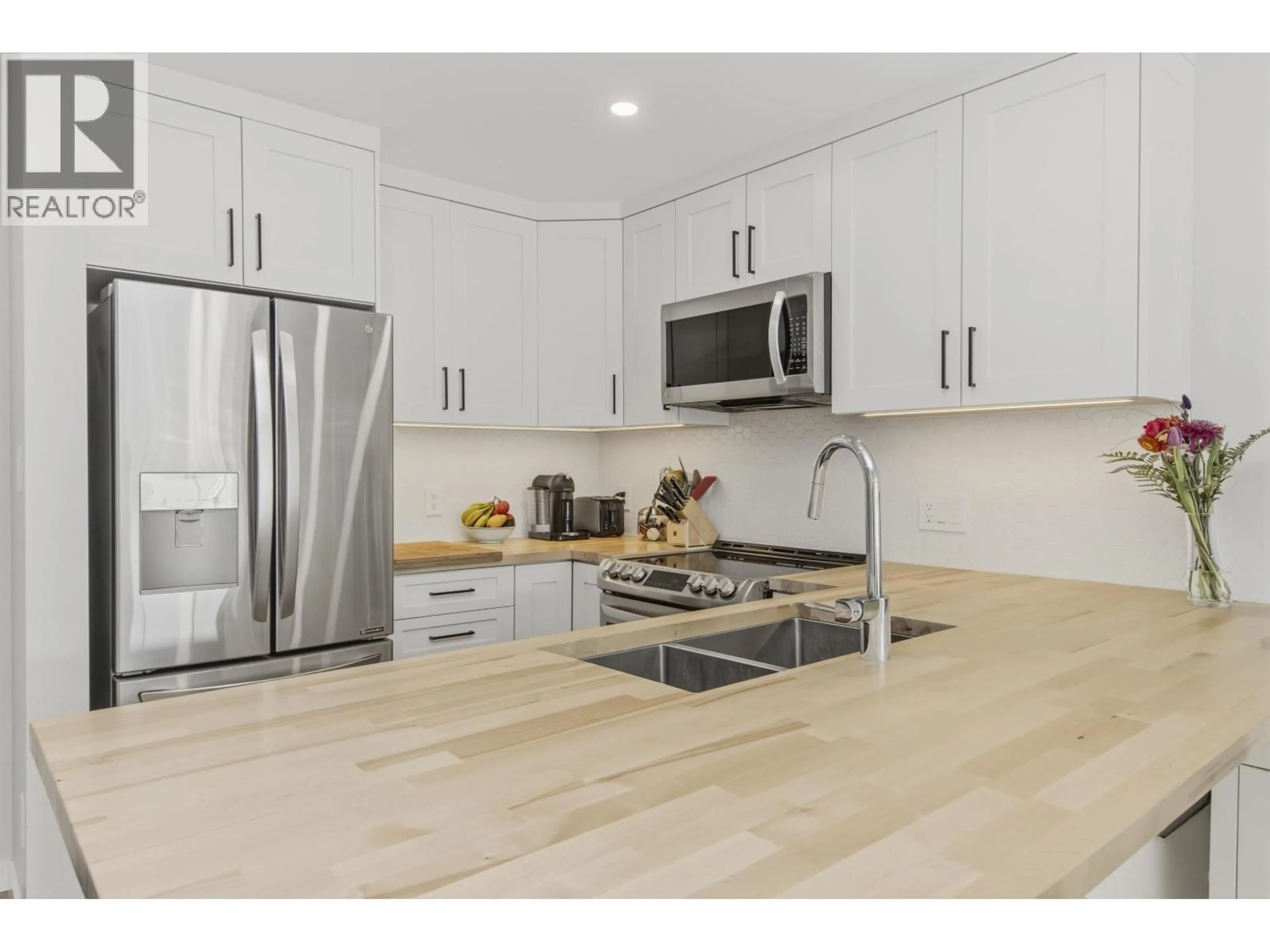 Open concept kitchen, wood/laminate floor for 203 - 38003 SECOND AVENUE, Squamish British Columbia V8B0C4