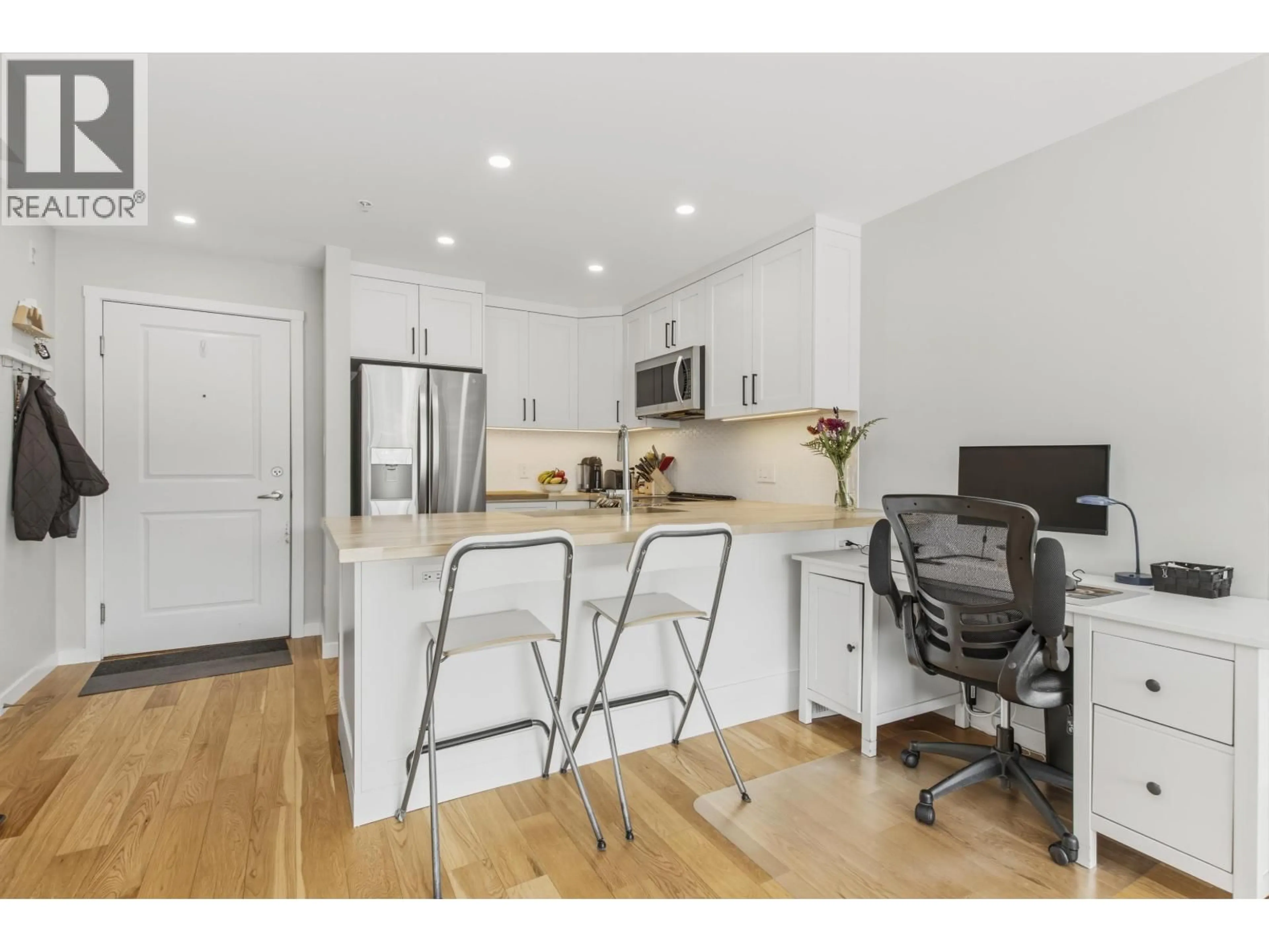 Open concept kitchen, wood/laminate floor for 203 - 38003 SECOND AVENUE, Squamish British Columbia V8B0C4