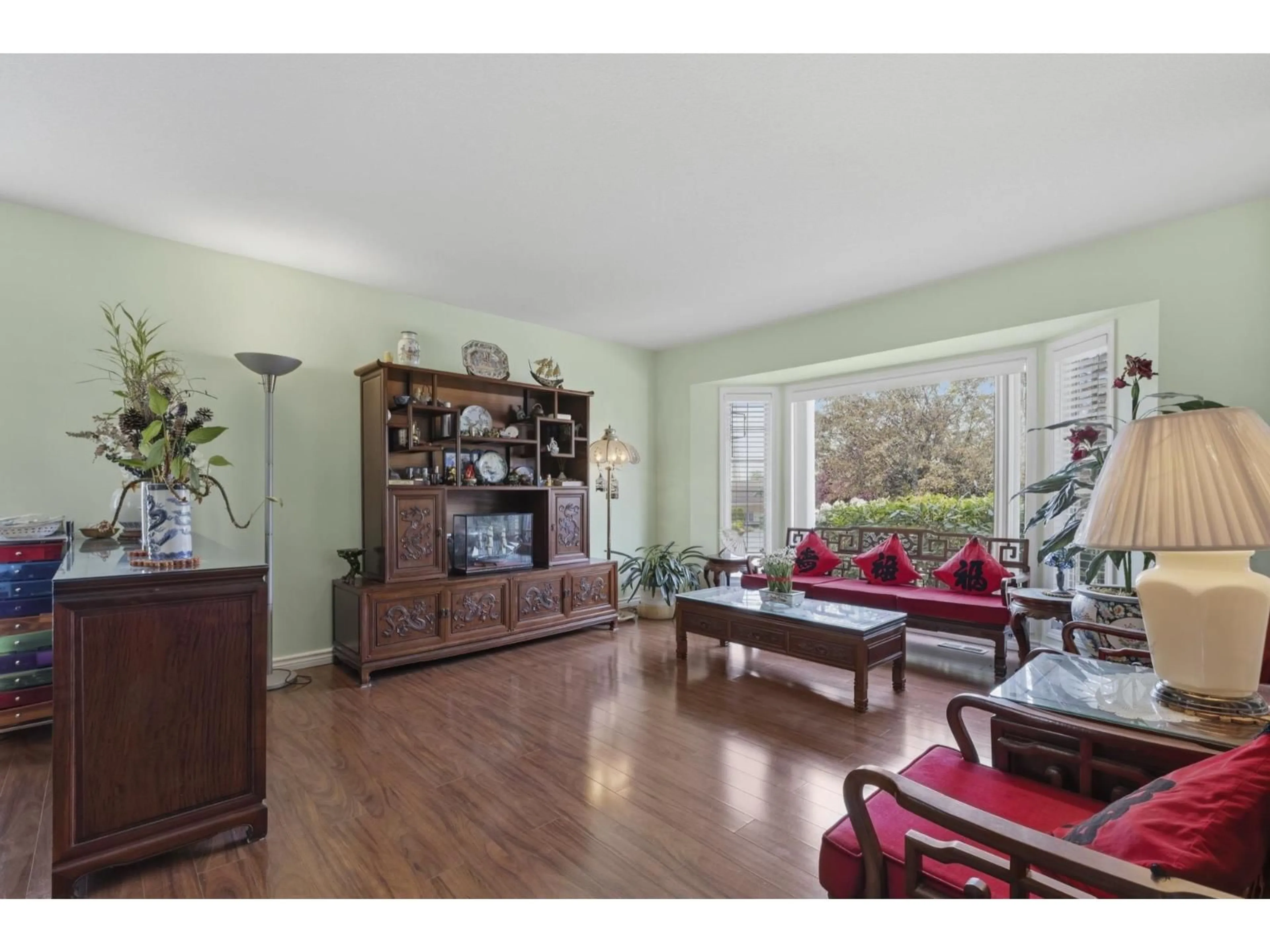 Living room with furniture, wood/laminate floor for 35016 CASSIAR AVENUE, Abbotsford British Columbia V5S5S9