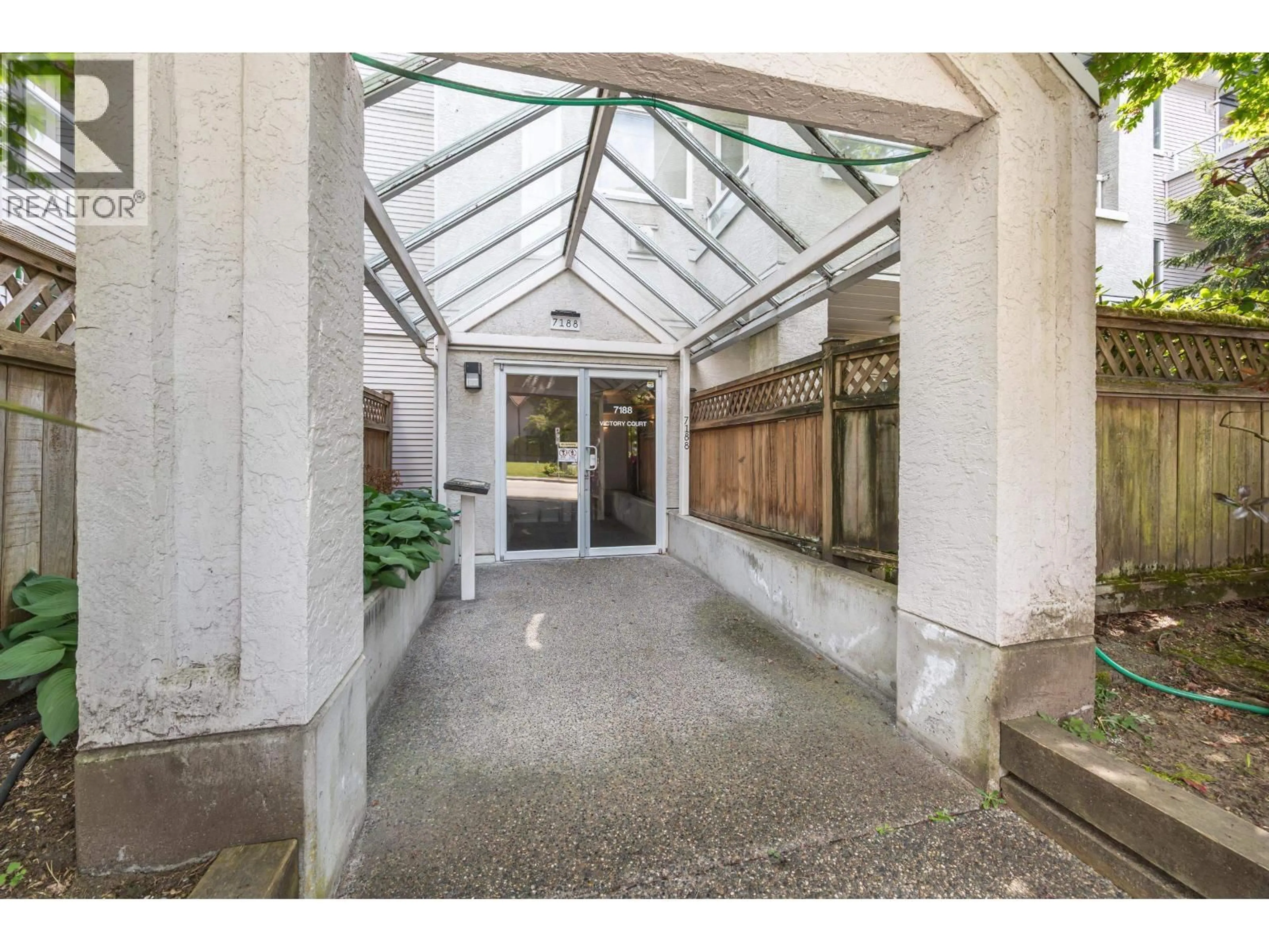 Indoor foyer for 202 - 7188 ROYAL OAK AVENUE, Burnaby British Columbia V5J4J4