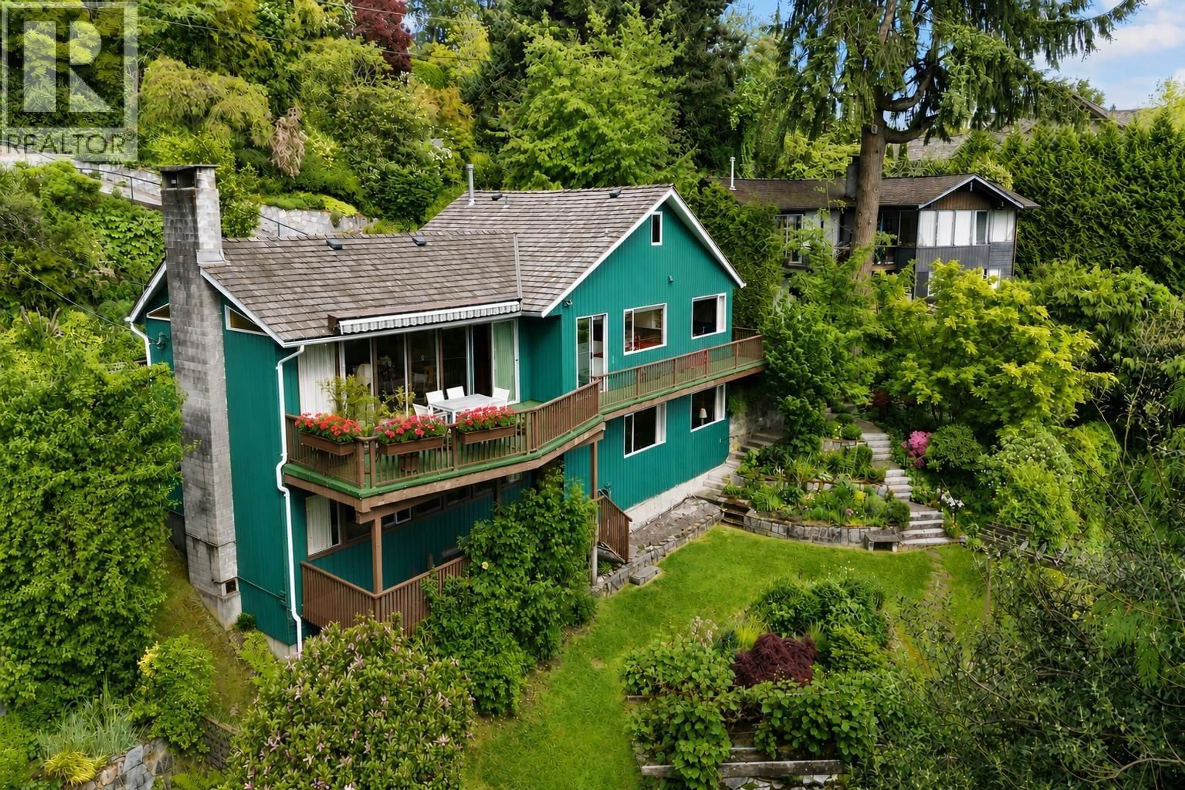 A pic from outside/outdoor area/front of a property/back of a property/a pic from drone, street for 2660 QUEENS AVENUE, West Vancouver British Columbia V7V2Z1