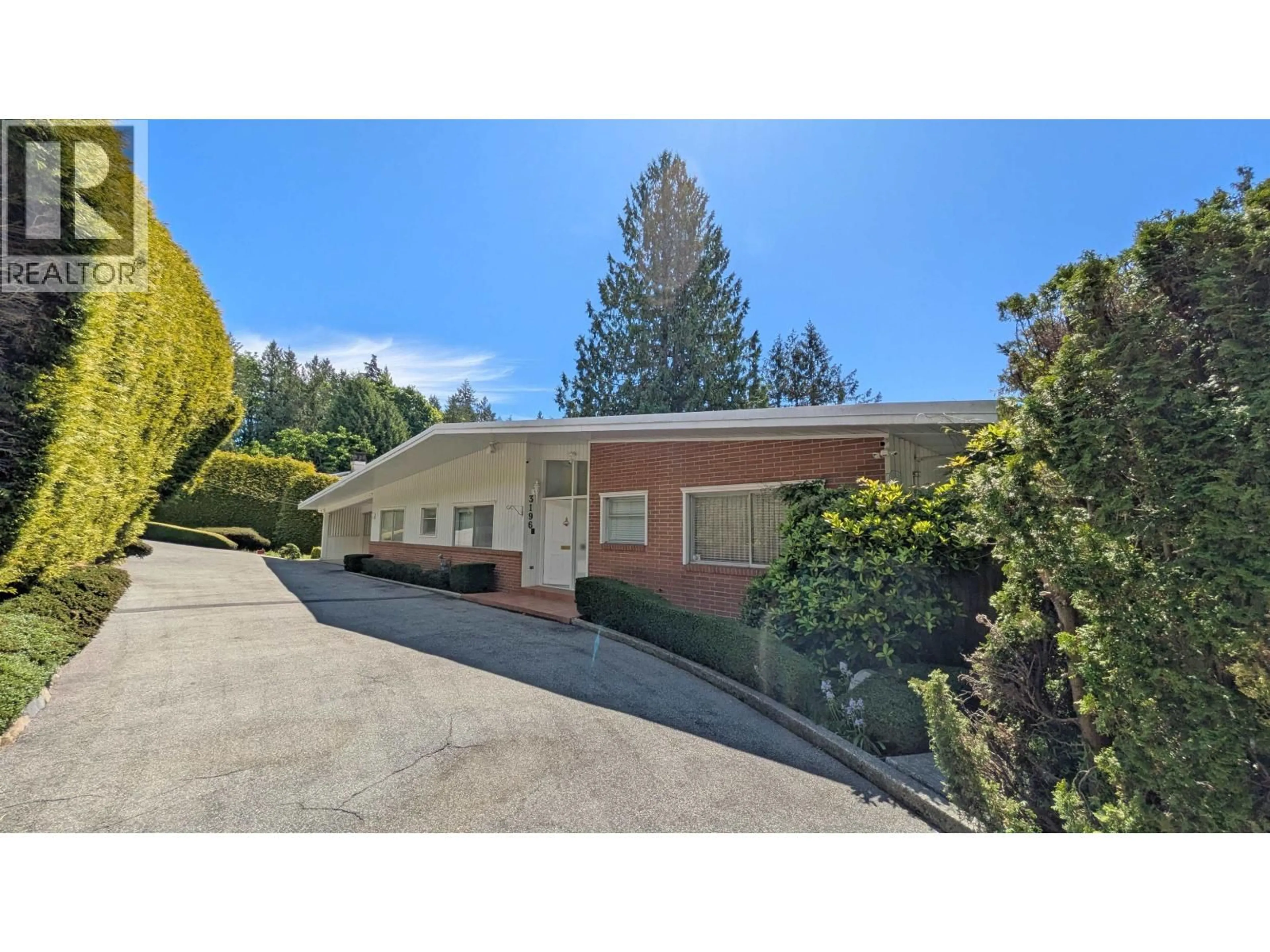 A pic from outside/outdoor area/front of a property/back of a property/a pic from drone, unknown for 3196 THOMPSON PLACE, West Vancouver British Columbia V7V3E4