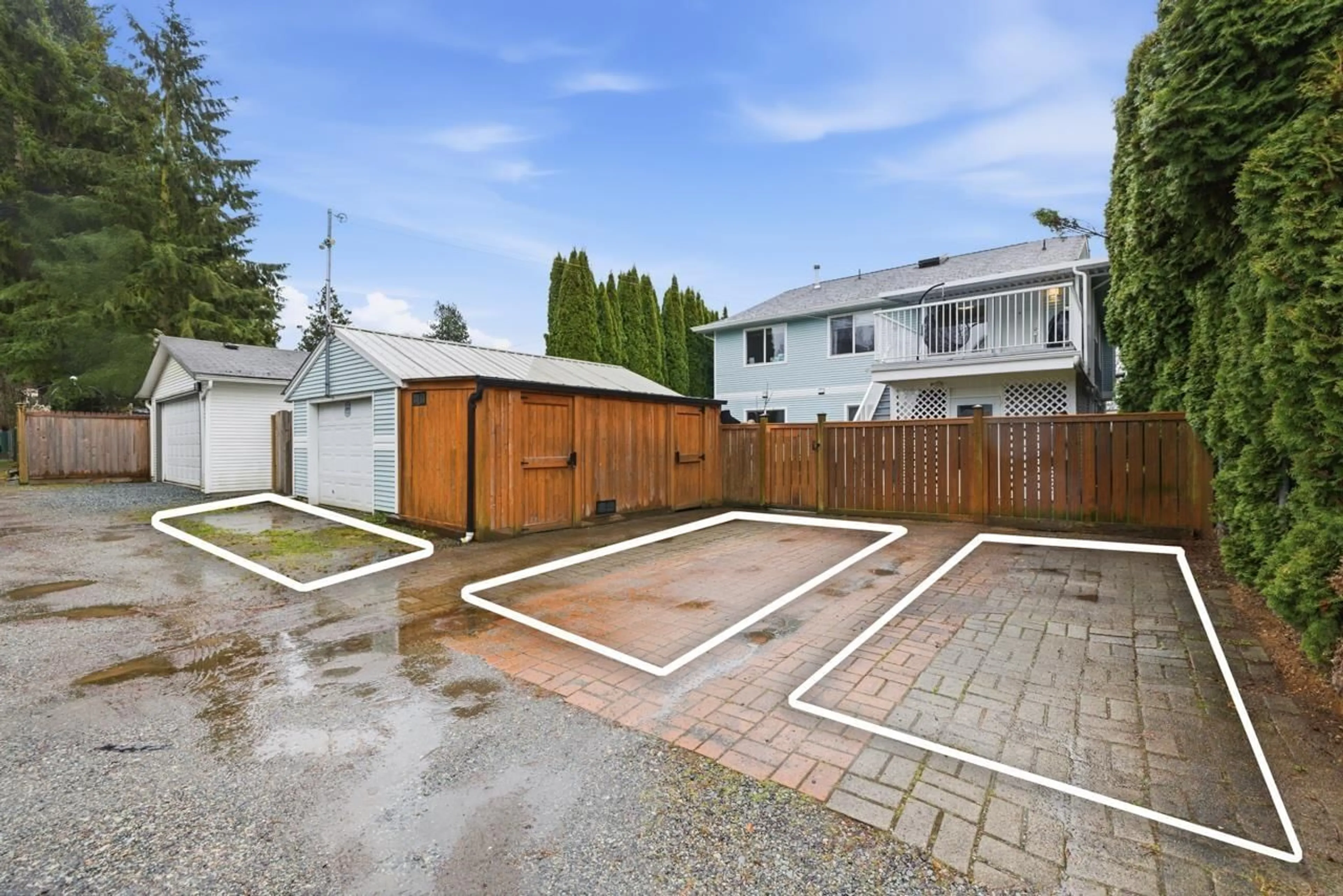 A pic from outside/outdoor area/front of a property/back of a property/a pic from drone, street for 33477 7TH AVENUE, Mission British Columbia V2V2E6
