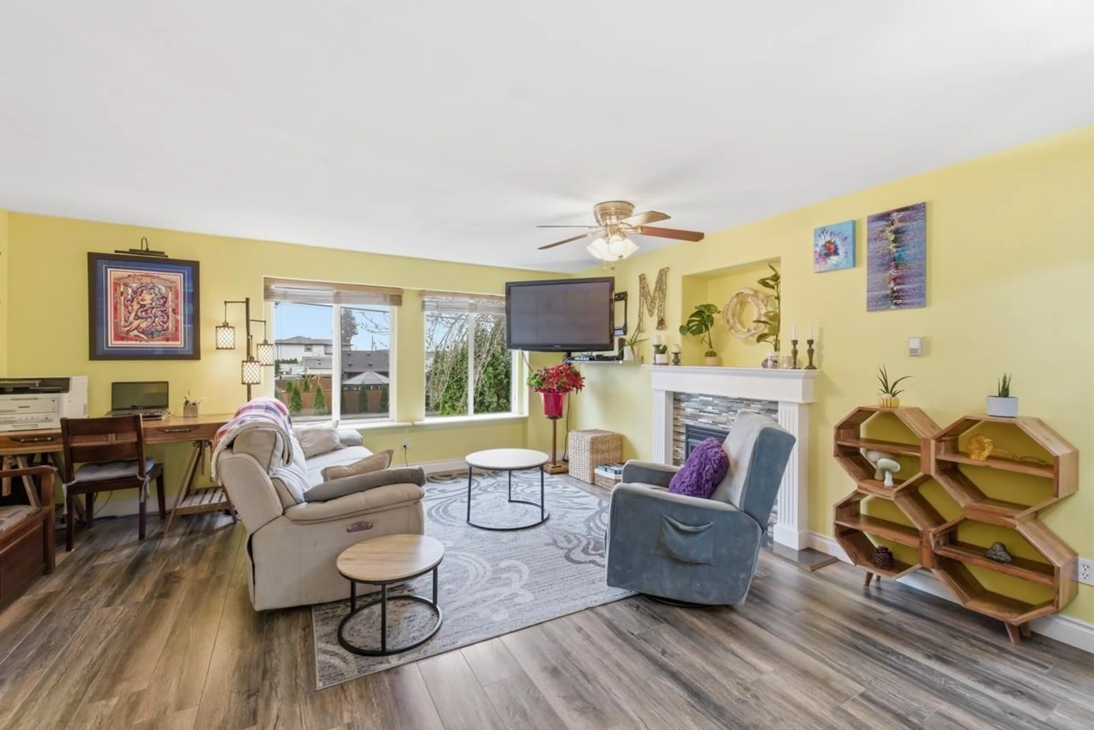 Living room with furniture, unknown for 33477 7TH AVENUE, Mission British Columbia V2V2E6