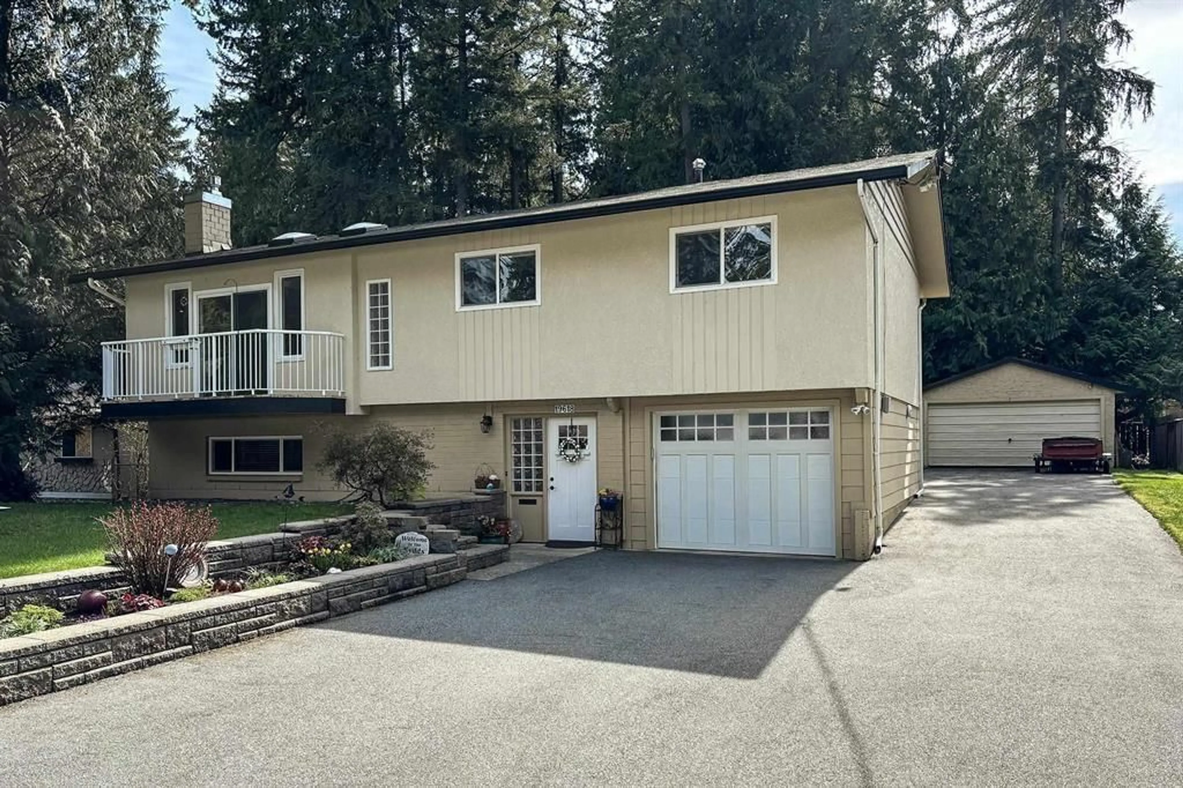 Home with vinyl exterior material, street for 19618 41A AVENUE, Langley British Columbia V3A2Z6