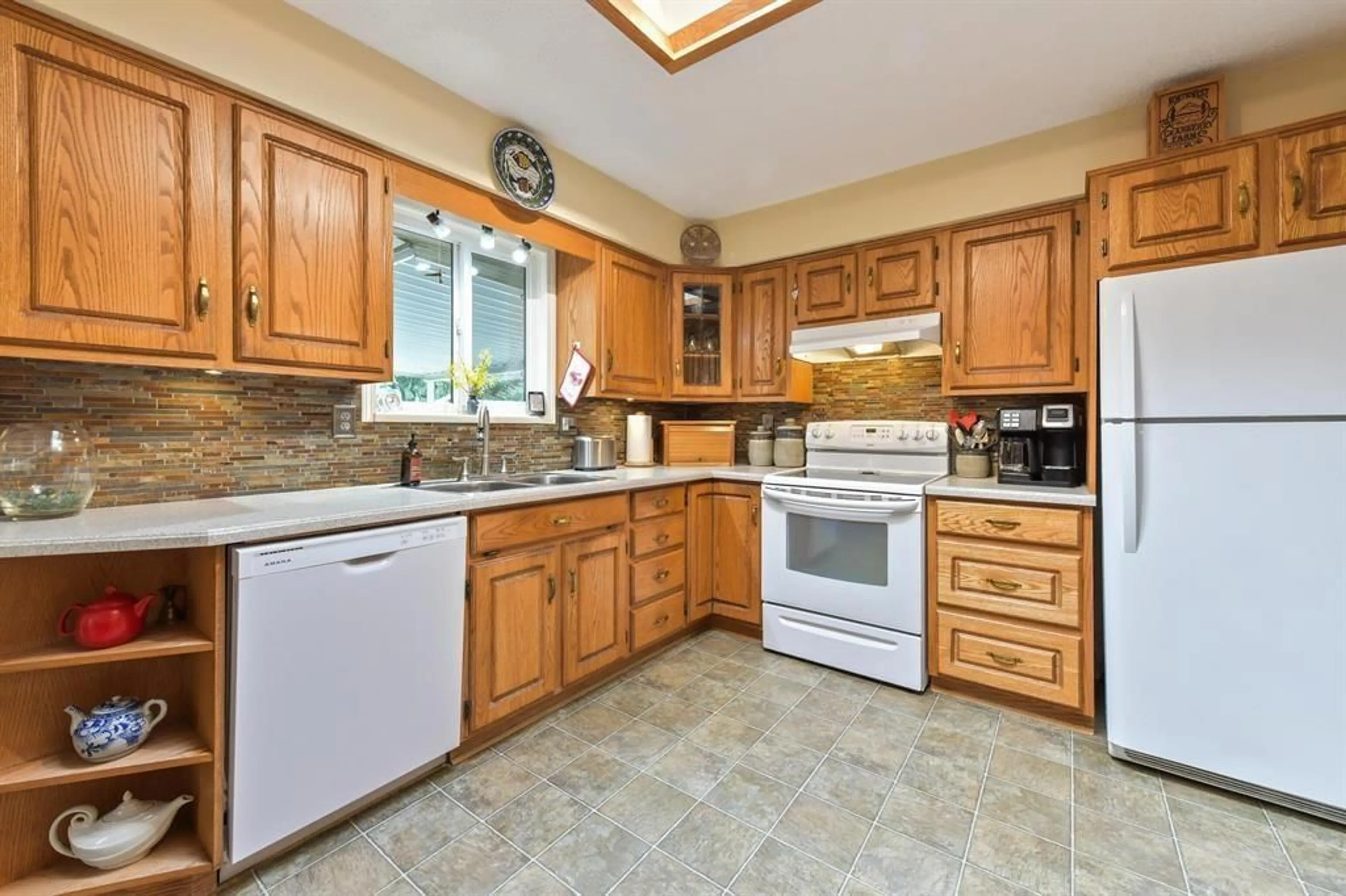 Standard kitchen, ceramic/tile floor for 19618 41A AVENUE, Langley British Columbia V3A2Z6