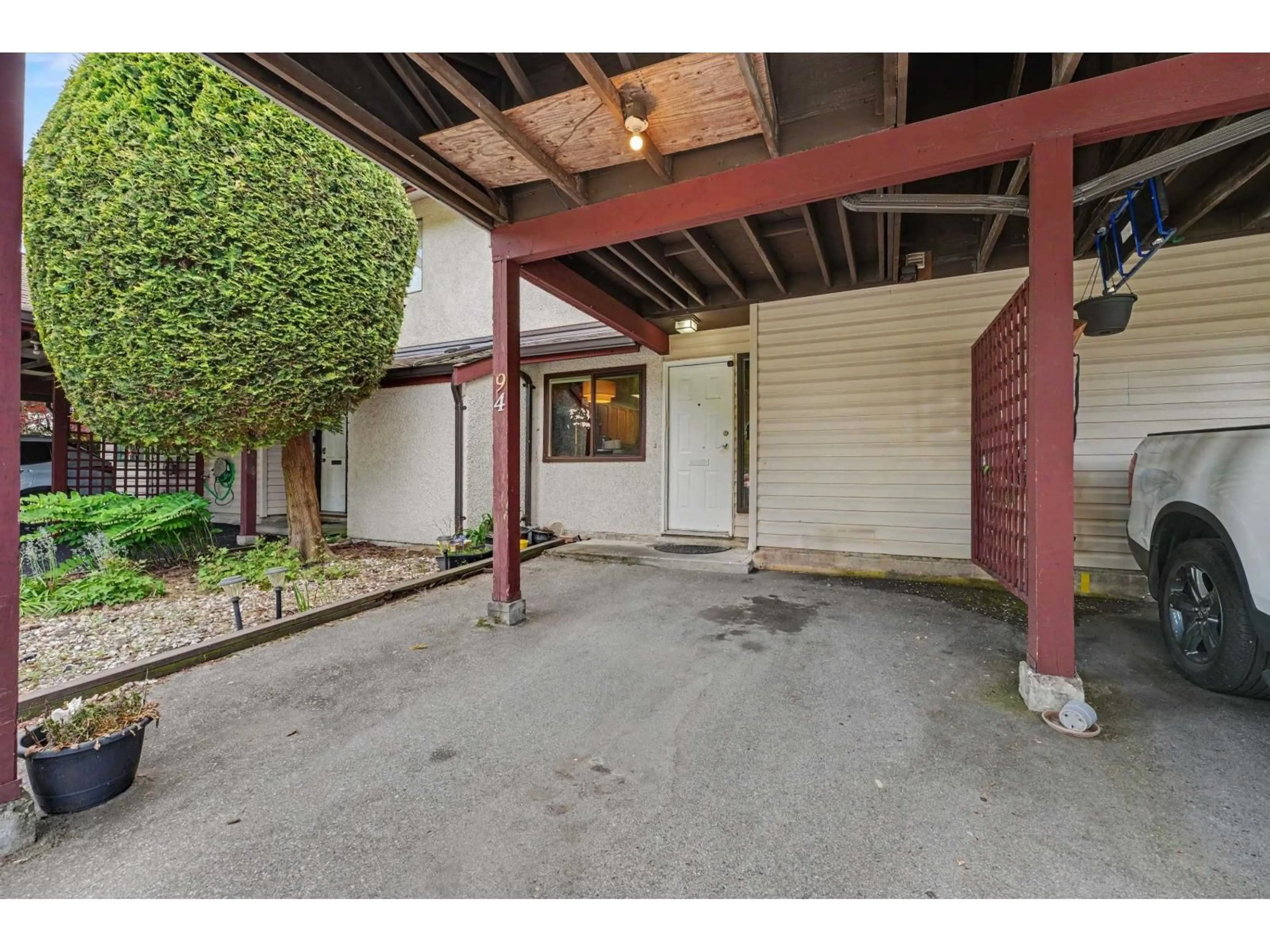Indoor foyer for 94 - 13880 74 AVENUE, Surrey British Columbia V3W7E6