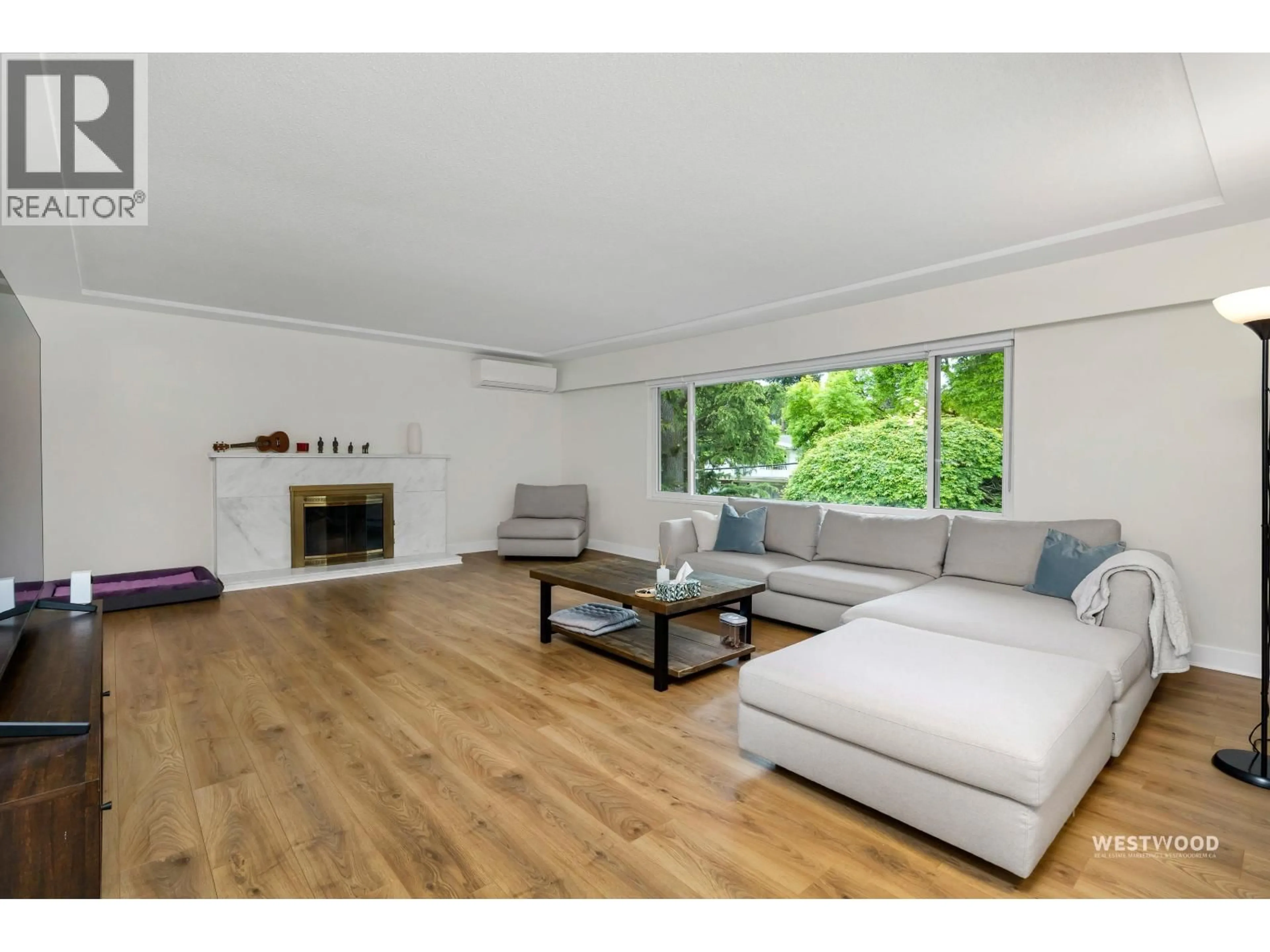 Living room with furniture, wood/laminate floor for 4264 ATLEE AVENUE, Burnaby British Columbia V5G3R6