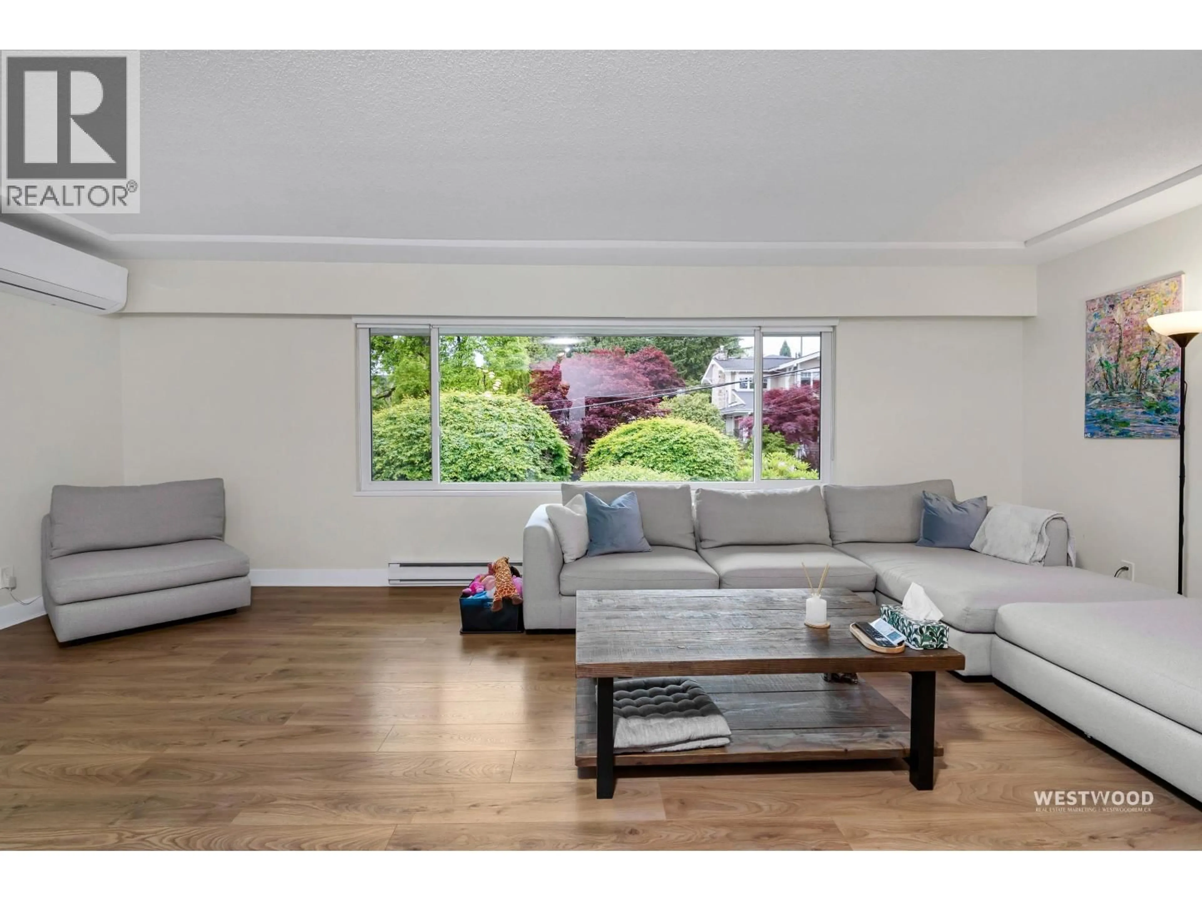 Living room with furniture, wood/laminate floor for 4264 ATLEE AVENUE, Burnaby British Columbia V5G3R6