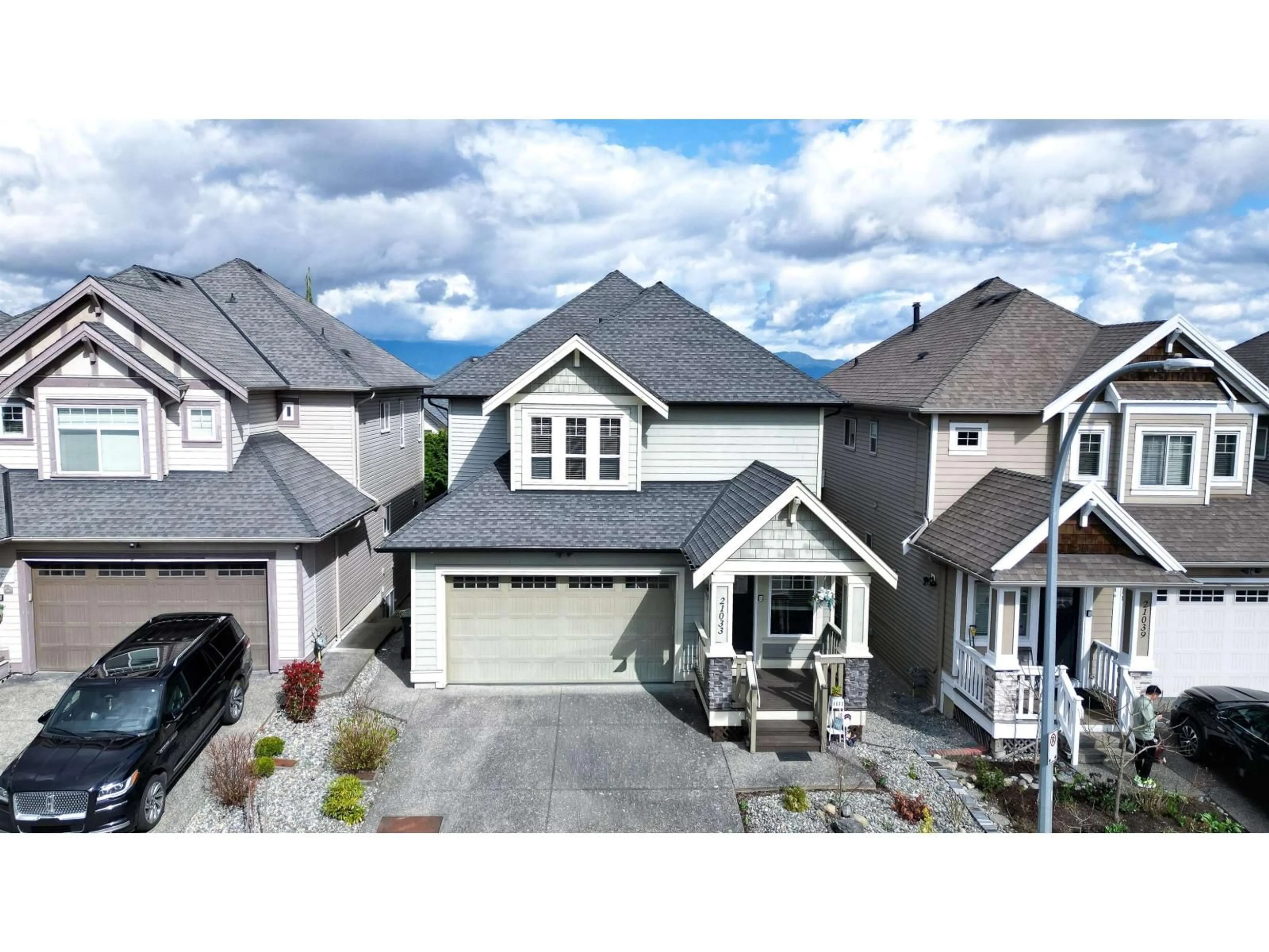 A pic from outside/outdoor area/front of a property/back of a property/a pic from drone, street for 21033 80A AVENUE, Langley British Columbia V2Y0J4
