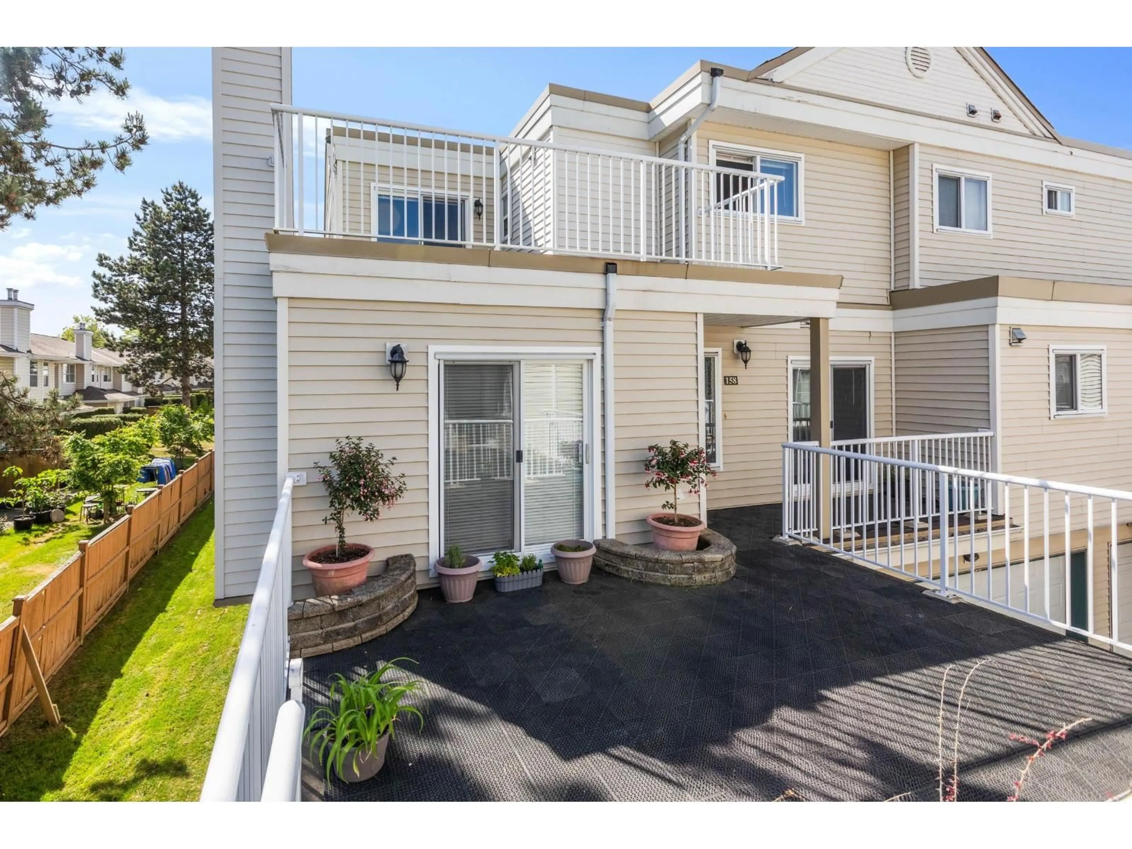 Patio, street for 158 - 10077 156 STREET, Surrey British Columbia V3R4L6