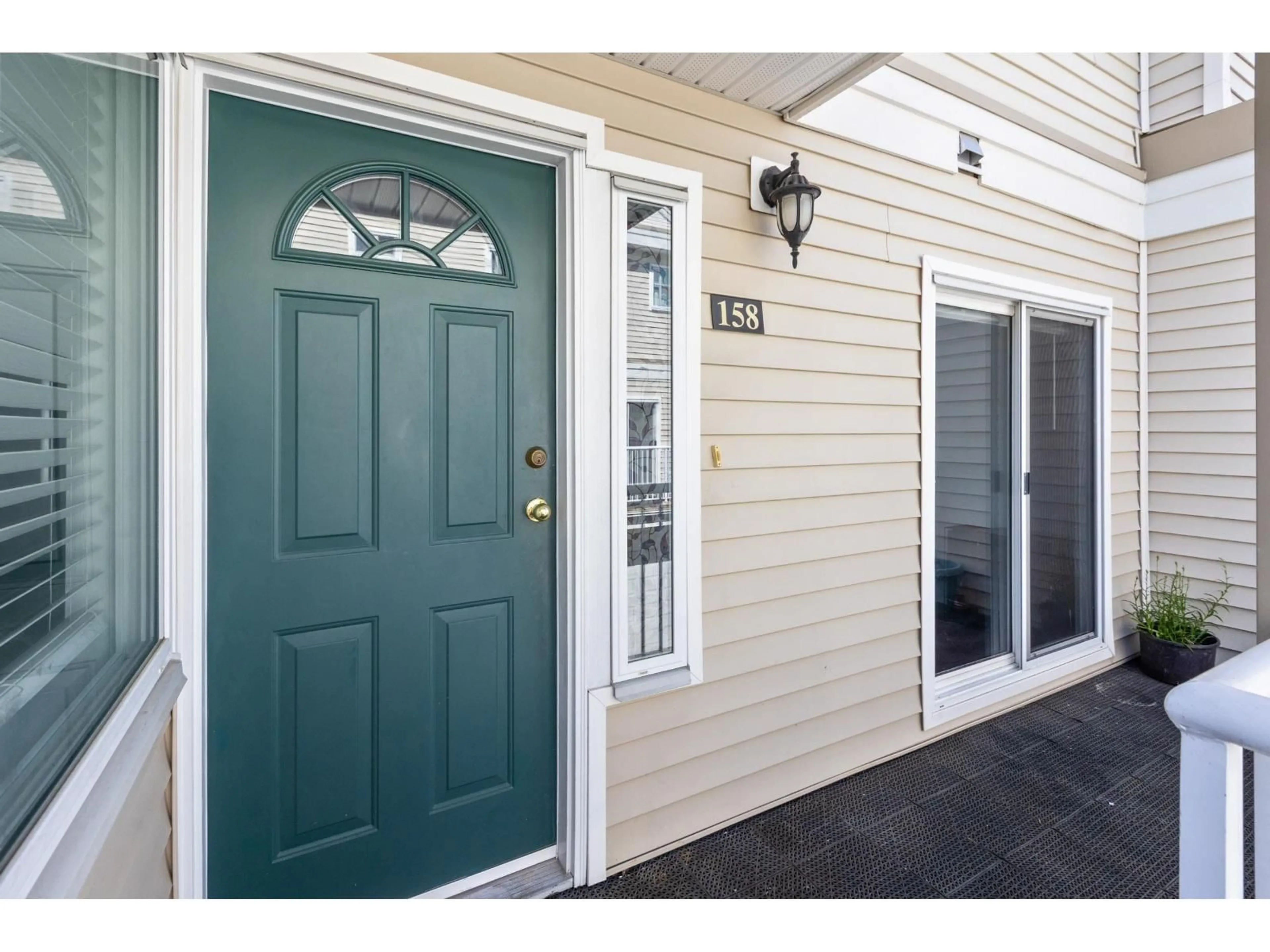 Indoor entryway for 158 - 10077 156 STREET, Surrey British Columbia V3R4L6