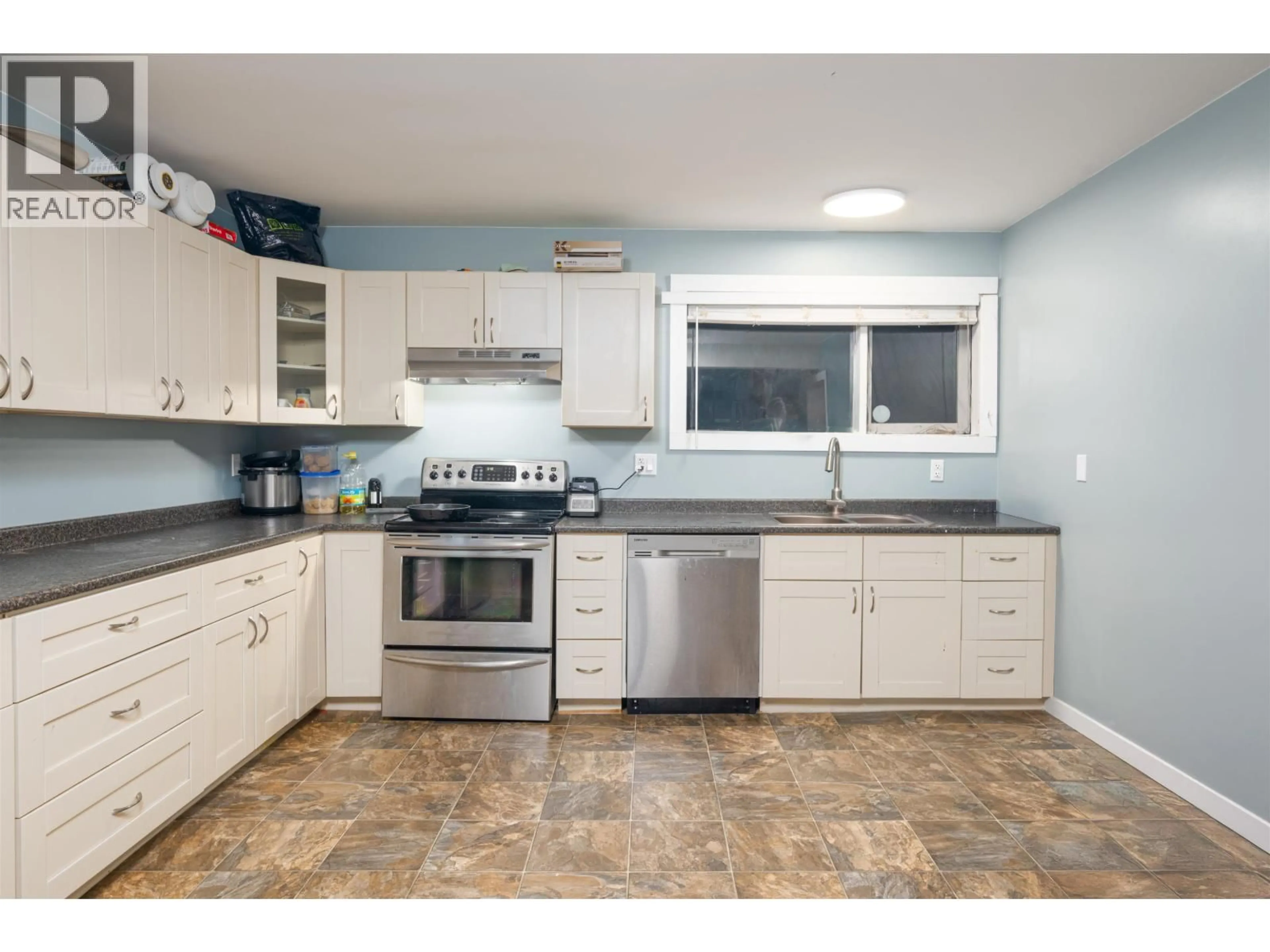 Standard kitchen, ceramic/tile floor for 585 GILLETT STREET, Prince George British Columbia V2M2T8