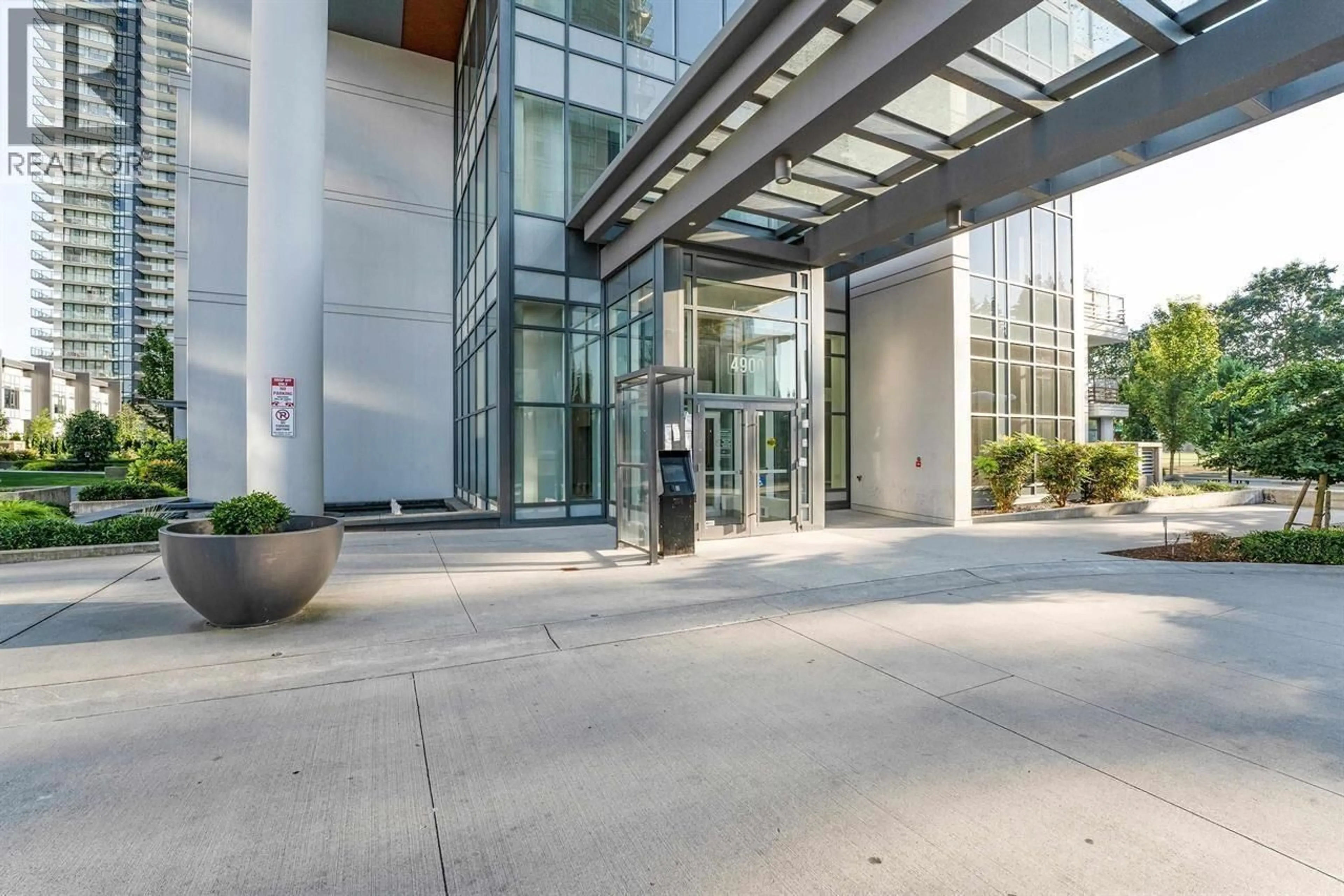 Indoor foyer for 908 - 4900 LENNOX LANE, Burnaby British Columbia V5H0G9