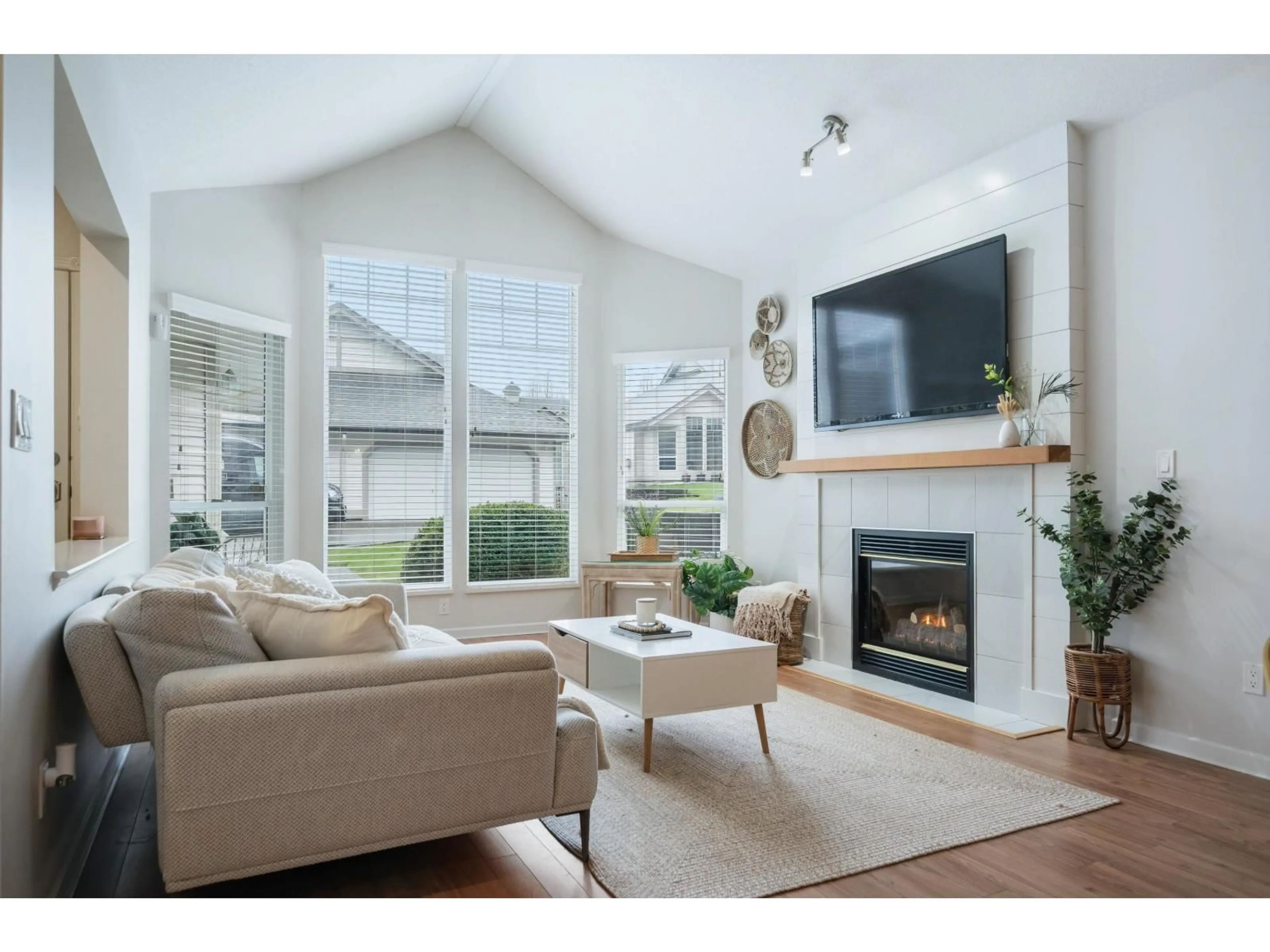 Living room with furniture, wood/laminate floor for 13 - 9025 216 STREET, Langley British Columbia V1M2Z8