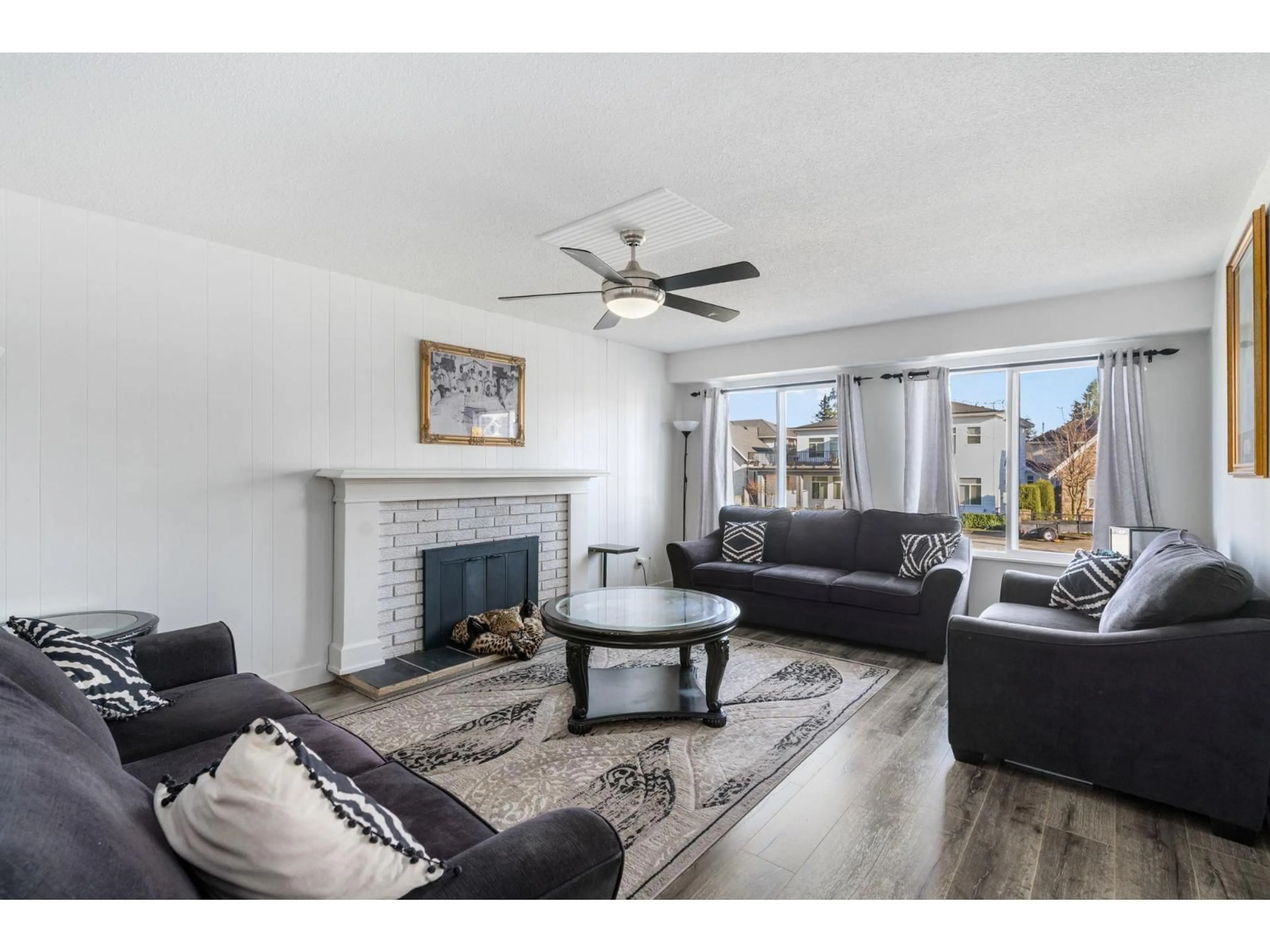 Living room with furniture, unknown for 7923 122A STREET, Surrey British Columbia V3W3T4