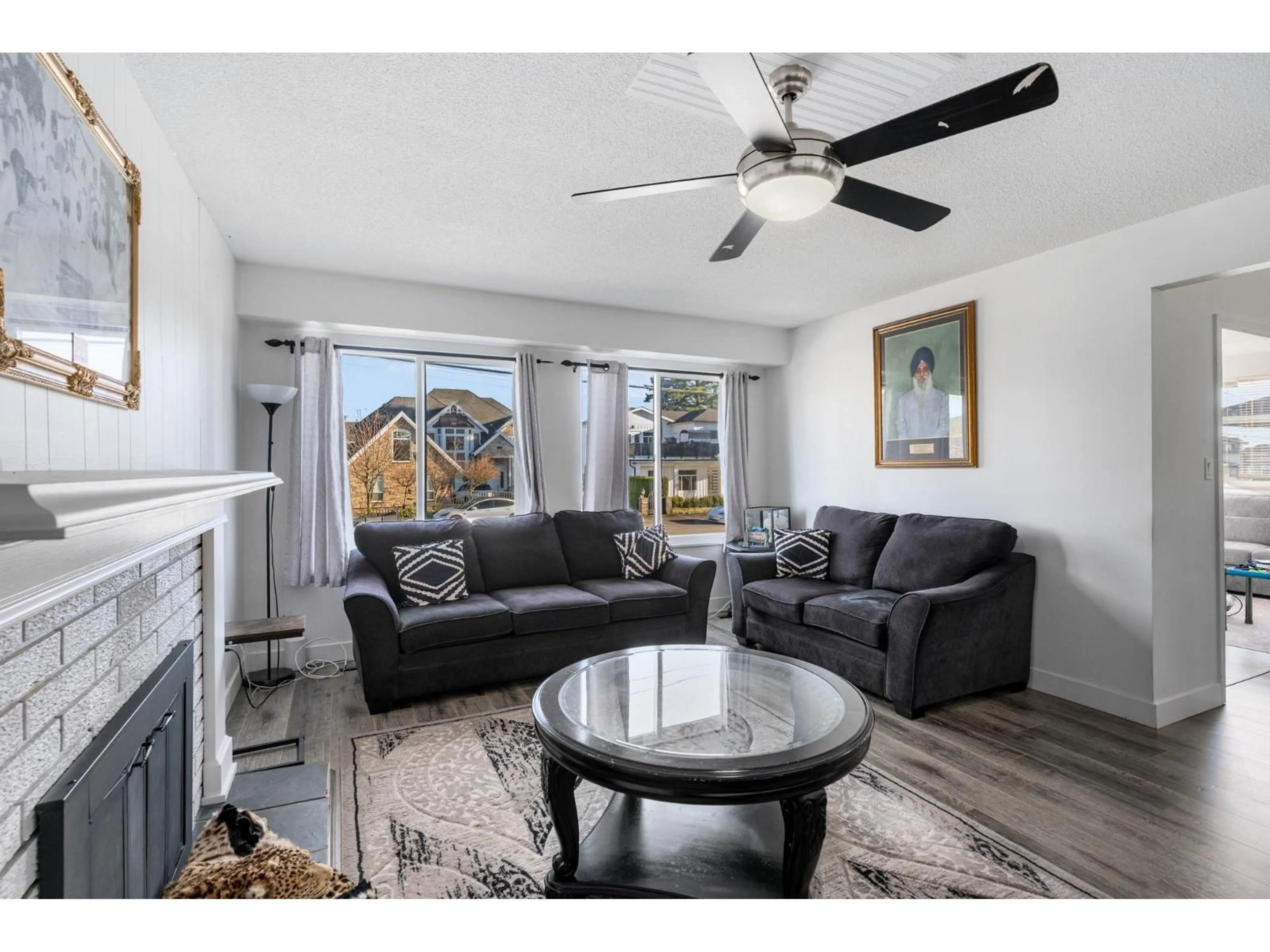 Living room with furniture, wood/laminate floor for 7923 122A STREET, Surrey British Columbia V3W3T4