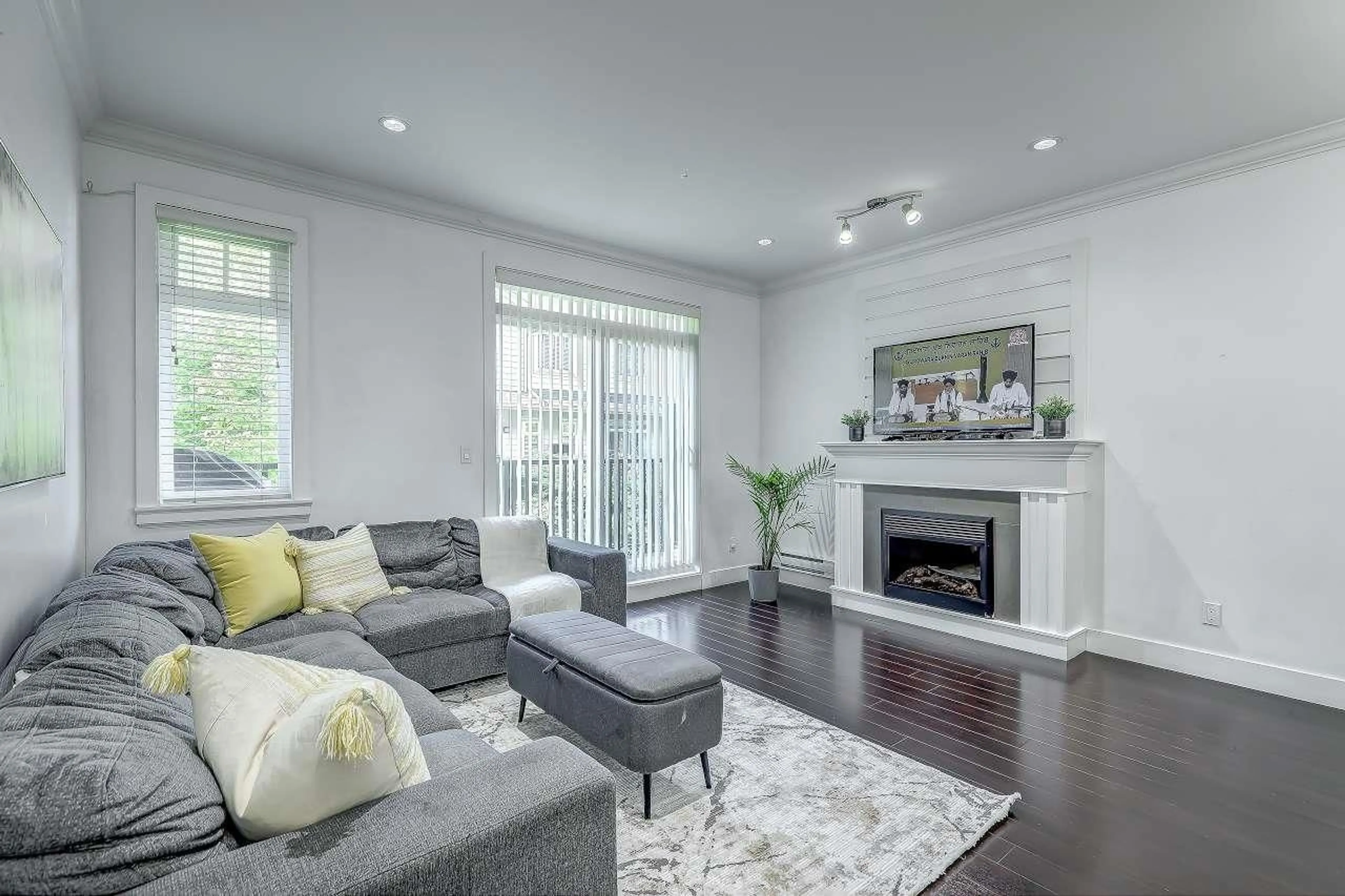 Living room with furniture, wood/laminate floor for 9 - 6383 140 STREET, Surrey British Columbia V3W0E9
