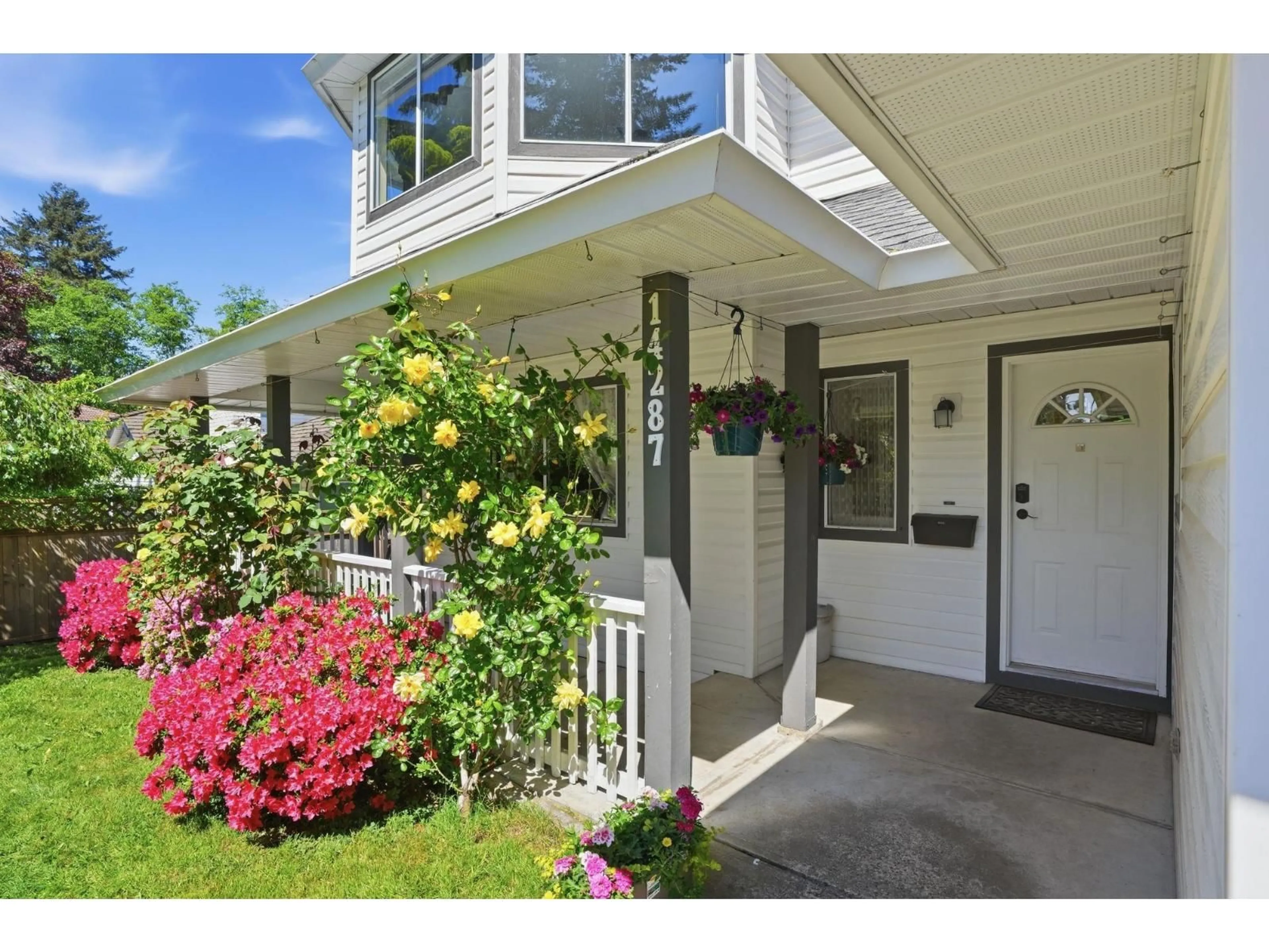 Indoor entryway for 14287 73A AVENUE, Surrey British Columbia V3W2R9