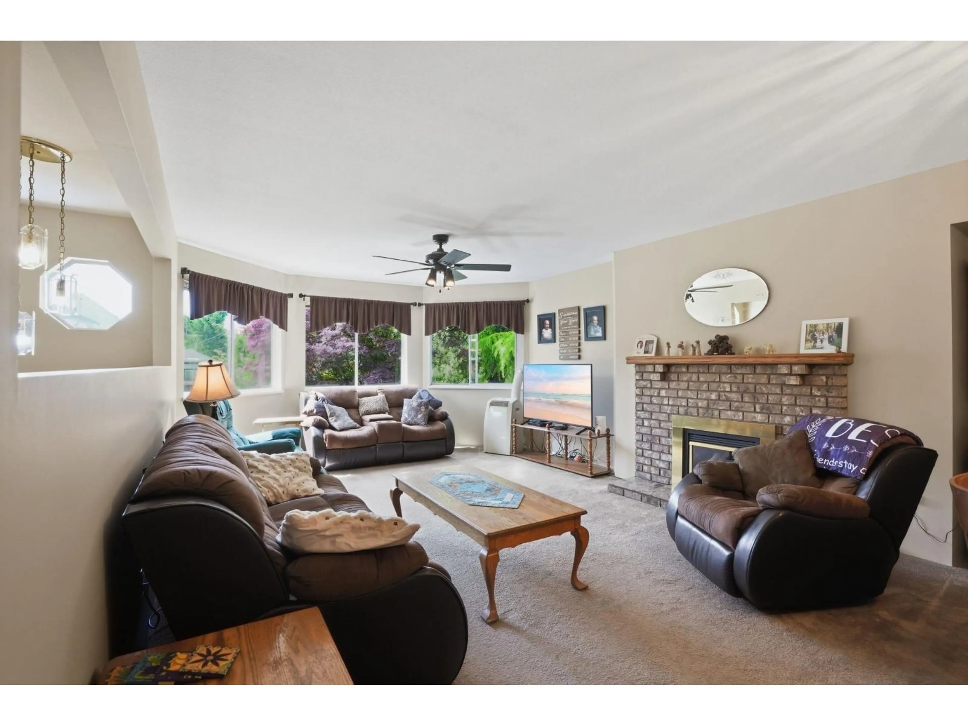 Living room with furniture, unknown for 14287 73A AVENUE, Surrey British Columbia V3W2R9