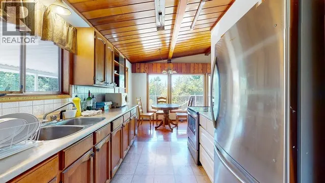 5092 JOHNSTONE ROAD, Madeira Park 4