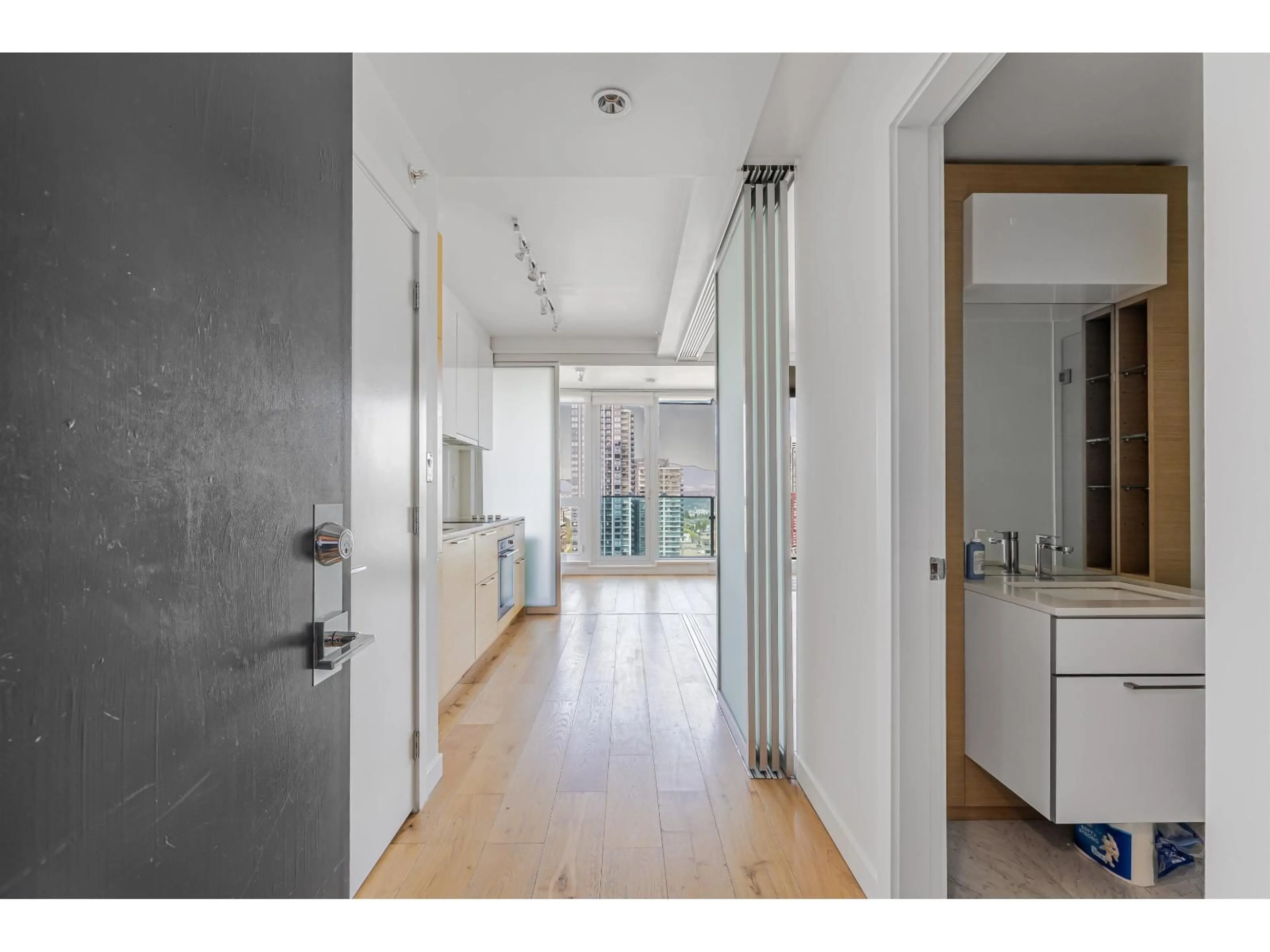 Indoor entryway for 2408 - 13438 CENTRAL AVENUE, Surrey British Columbia V3T0N2