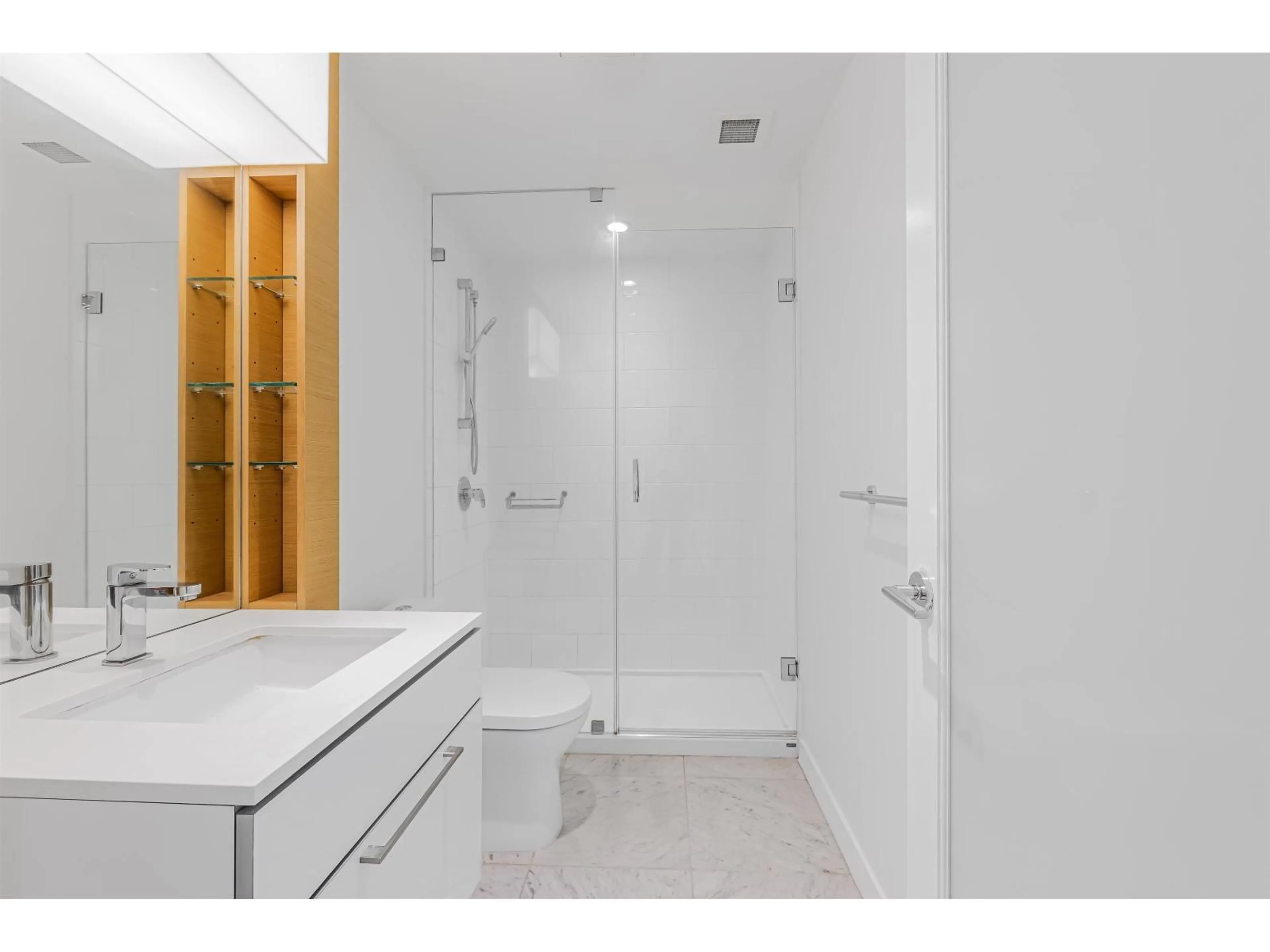 Standard bathroom, ceramic/tile floor for 2408 - 13438 CENTRAL AVENUE, Surrey British Columbia V3T0N2