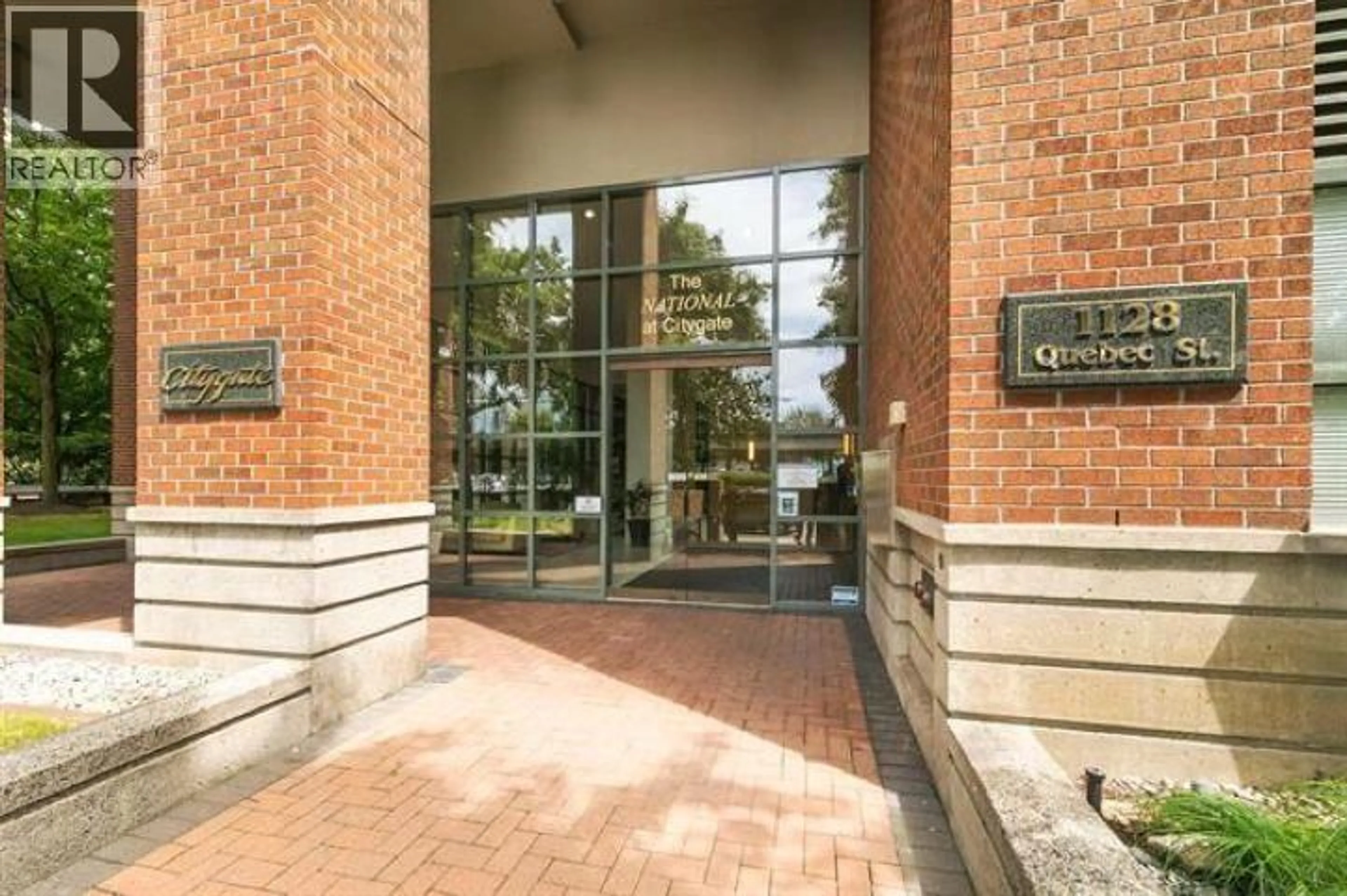 Indoor foyer for 2105 - 1128 QUEBEC STREET, Vancouver British Columbia V6A4E1